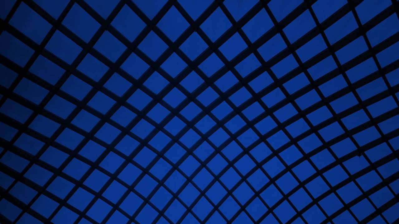 1280x720 桌布 壁紙 — 暗色條紋的幾何格柵在低角度建築拍攝中框住深藍色的天空。