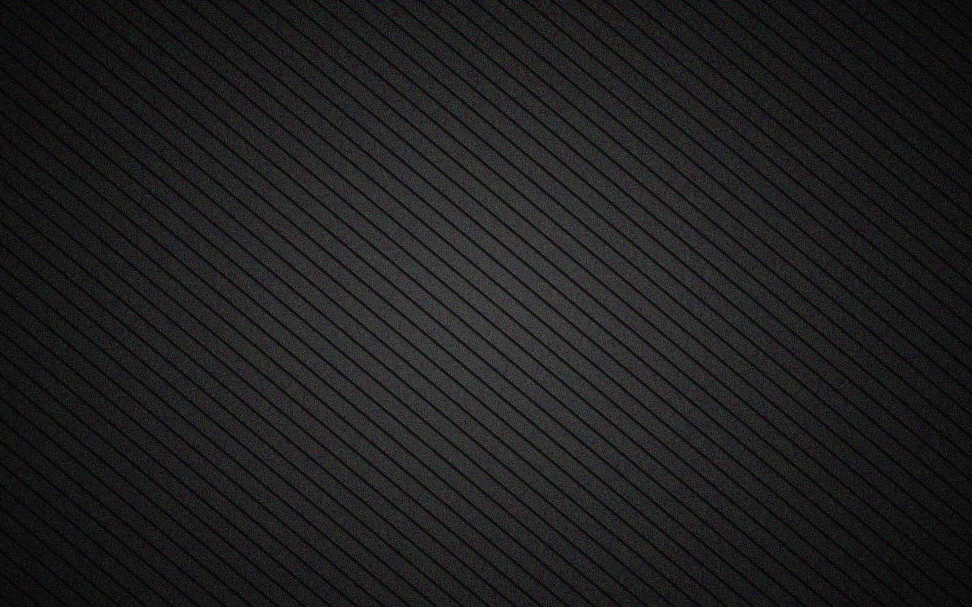 Stripes 桌布 壁紙 — 暗色紋理表面的特寫，帶有對角凹槽，營造出時尚簡約的圖案。