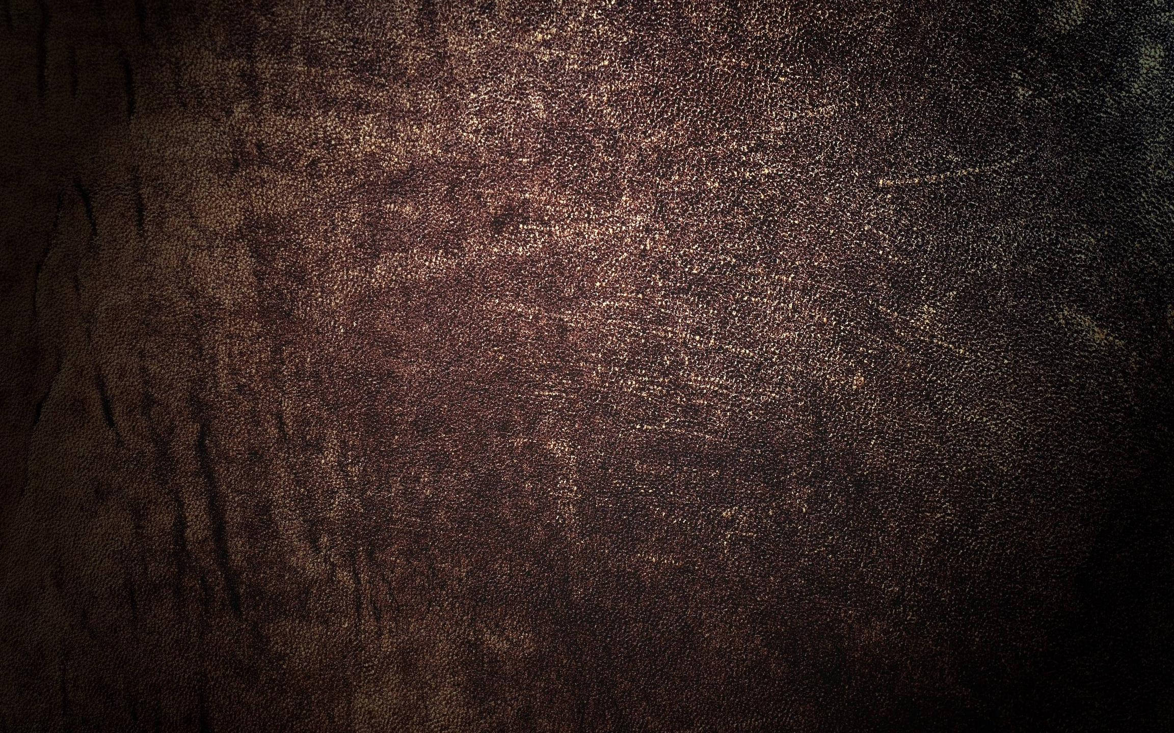 texture 桌布 壁紙 — 暗色紋理表面的特寫，帶有微妙的金色斑點和深溝，在昏暗燈光下。