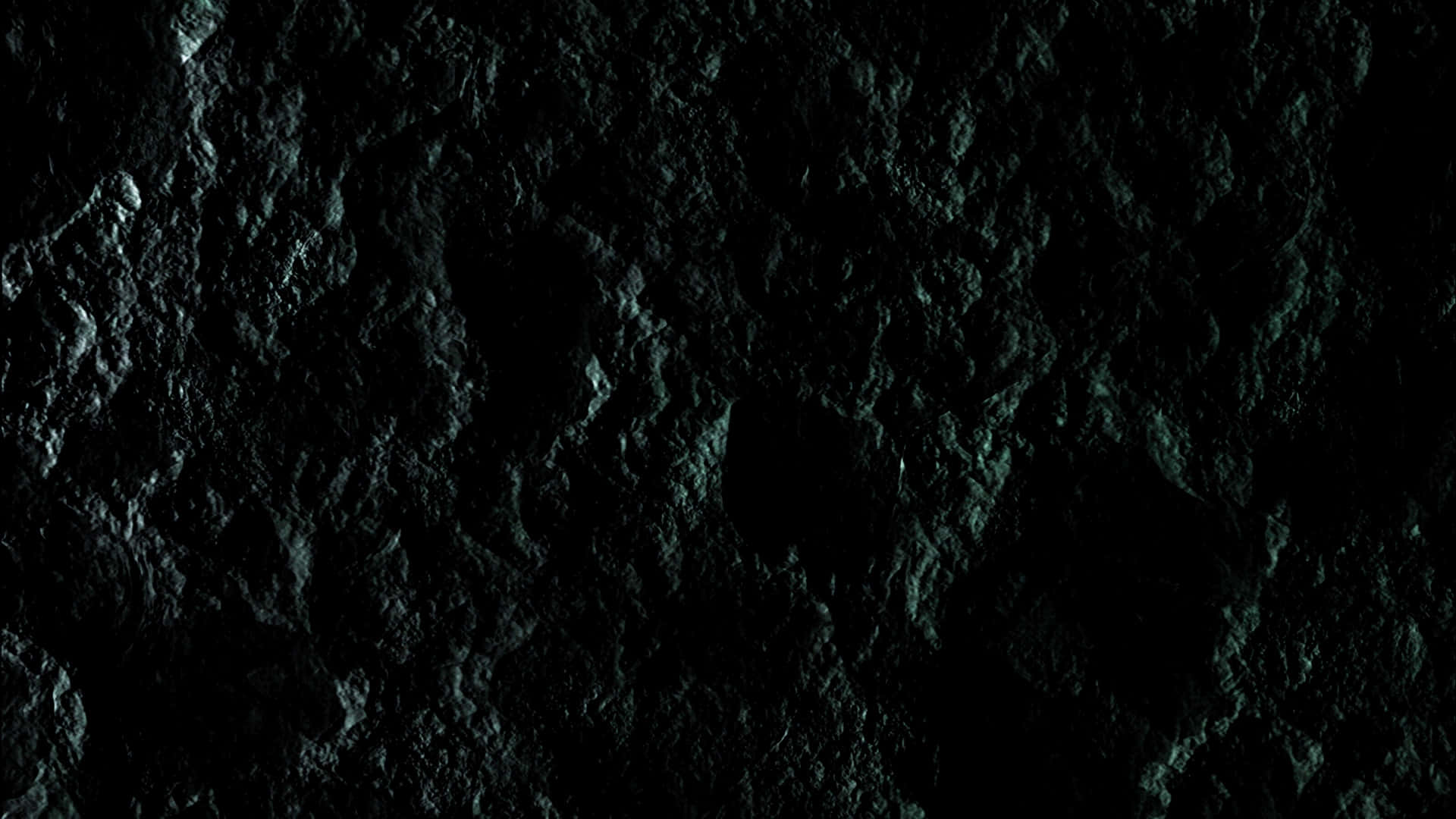 Dark Texture 桌布 壁紙 — 暗色紋理表面的特寫，帶有微妙的青綠色亮點，顯露出粗獷的有機圖案。