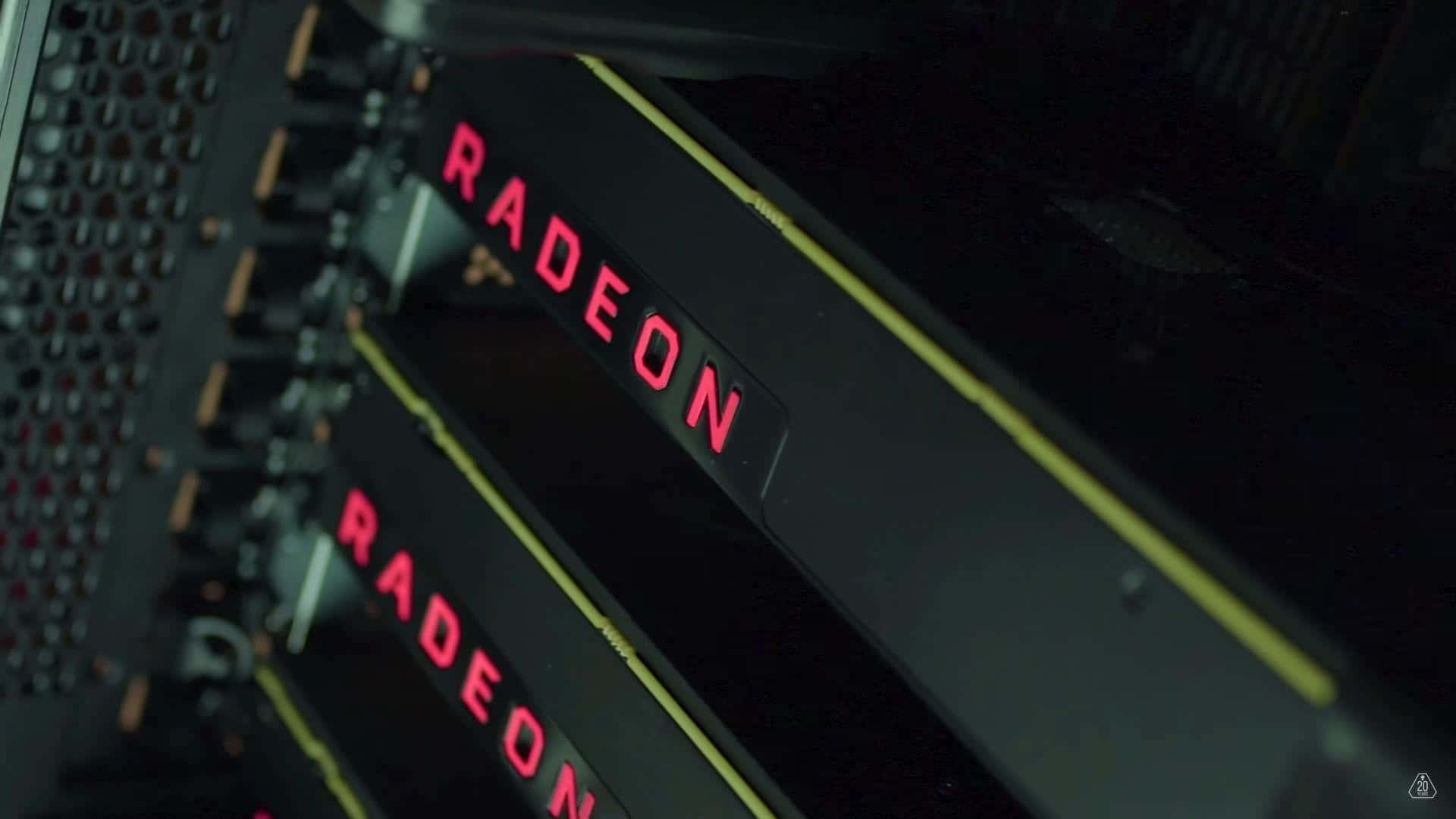 AMD 桌布 壁紙 — 暗色電腦機殼內發光紅色Radeon顯示卡帶黃色點綴的特寫。