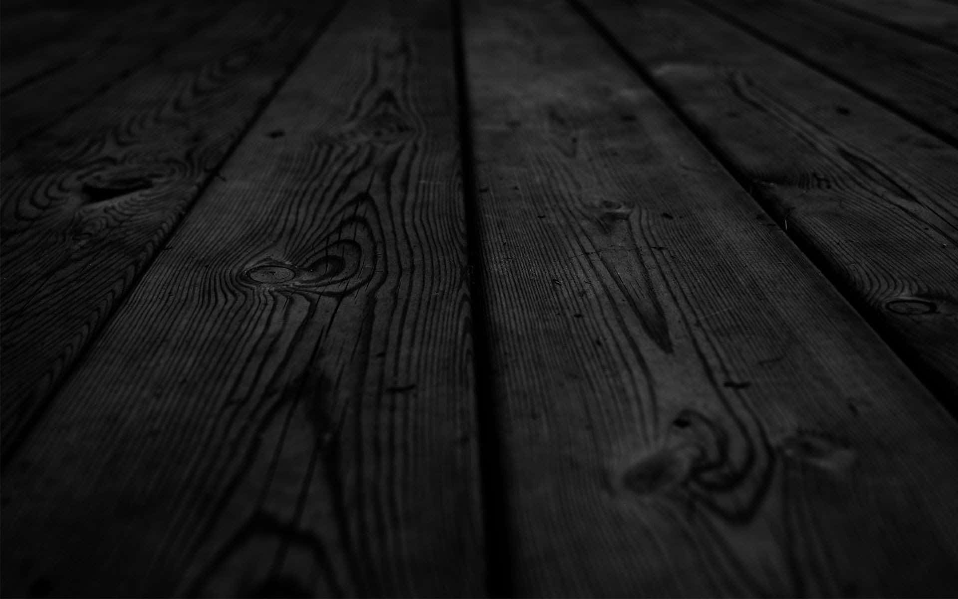 Floor 桌布 壁紙 — 暗色風化木板，在低光下呈現深層紋理圖案和細微節疤。