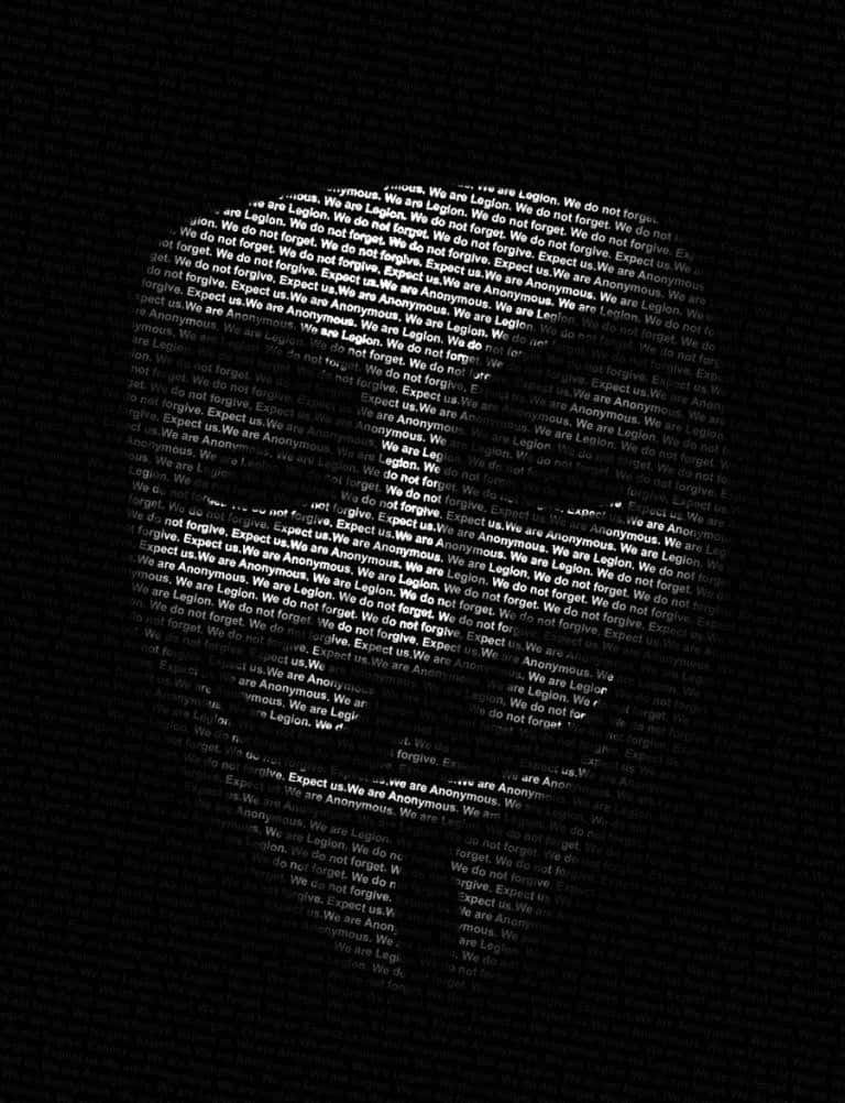Mask 桌布 壁紙 — 暗黑螢幕充滿重複的白色文字，以故障數位字體宣告「We are Legion We do not forget Expect us」。