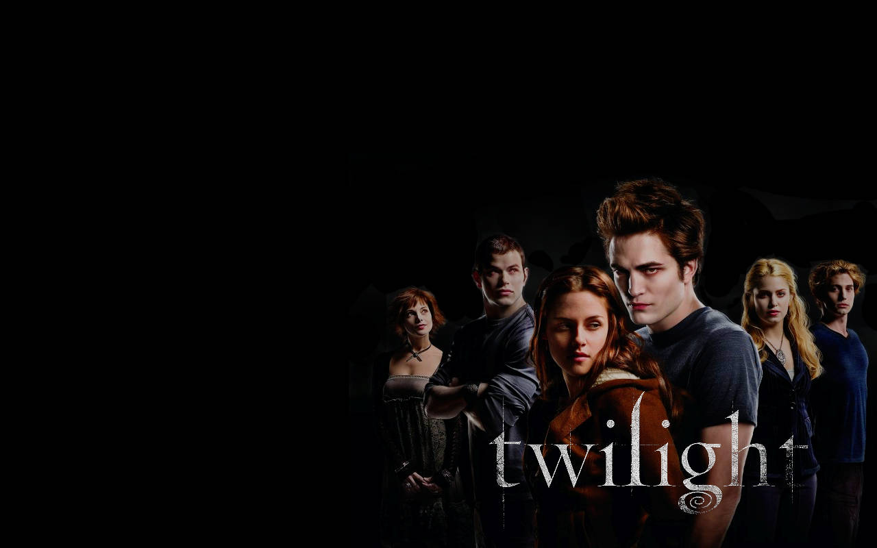 Twilight Aesthetic 桌布 壁紙 — 《暮光之城》中的六個角色站在黑暗的場景中，帶有戲劇性的燈光，標題在他們下方發光。