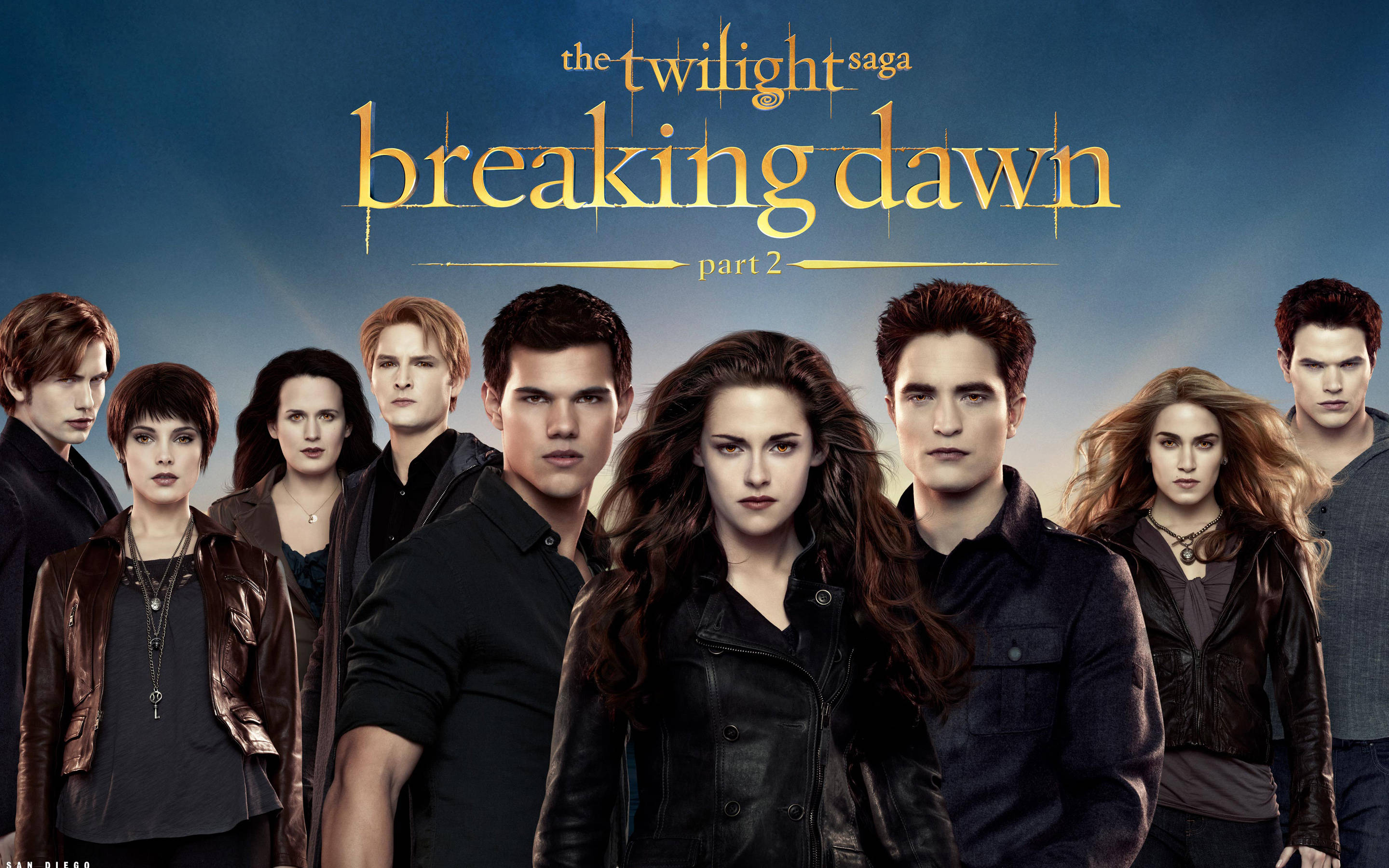 twilight 桌布 壁紙 — 《暮光之城：破曉2》的演員們在陰鬱的暮色天空下拍攝了一張戲劇性的群像照。