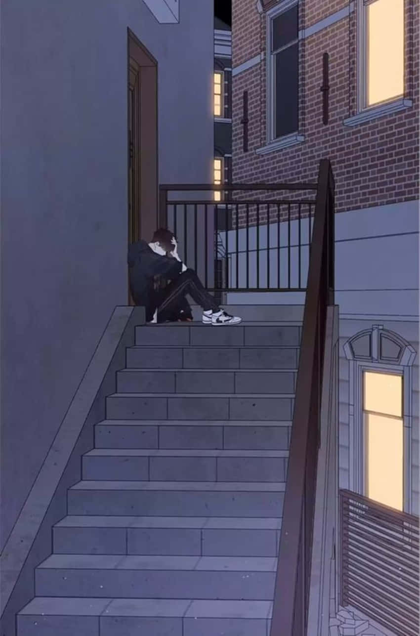 桌布 壁紙 — 暮色中，一個孤獨的身影坐在城市混凝土階梯上沉思，周圍是磚砌建築，窗戶透出溫暖的光芒。