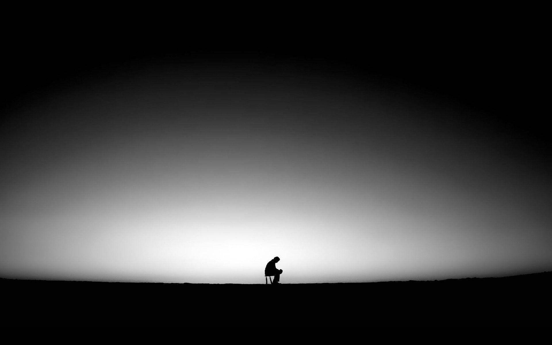 Sad Depressing 桌布 壁紙 — 暮色中，一個孤獨的身影彎腰坐在廣闊的漸層天空下，形成剪影。