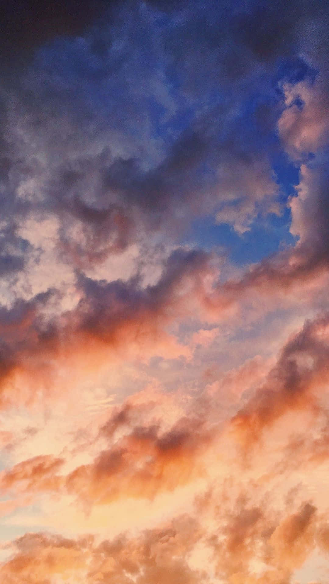 Clouds Aesthetic Tumblr 桌布 壁紙 — 暮色中，火橙色與柔和藍色雲彩繪成的戲劇性天空。