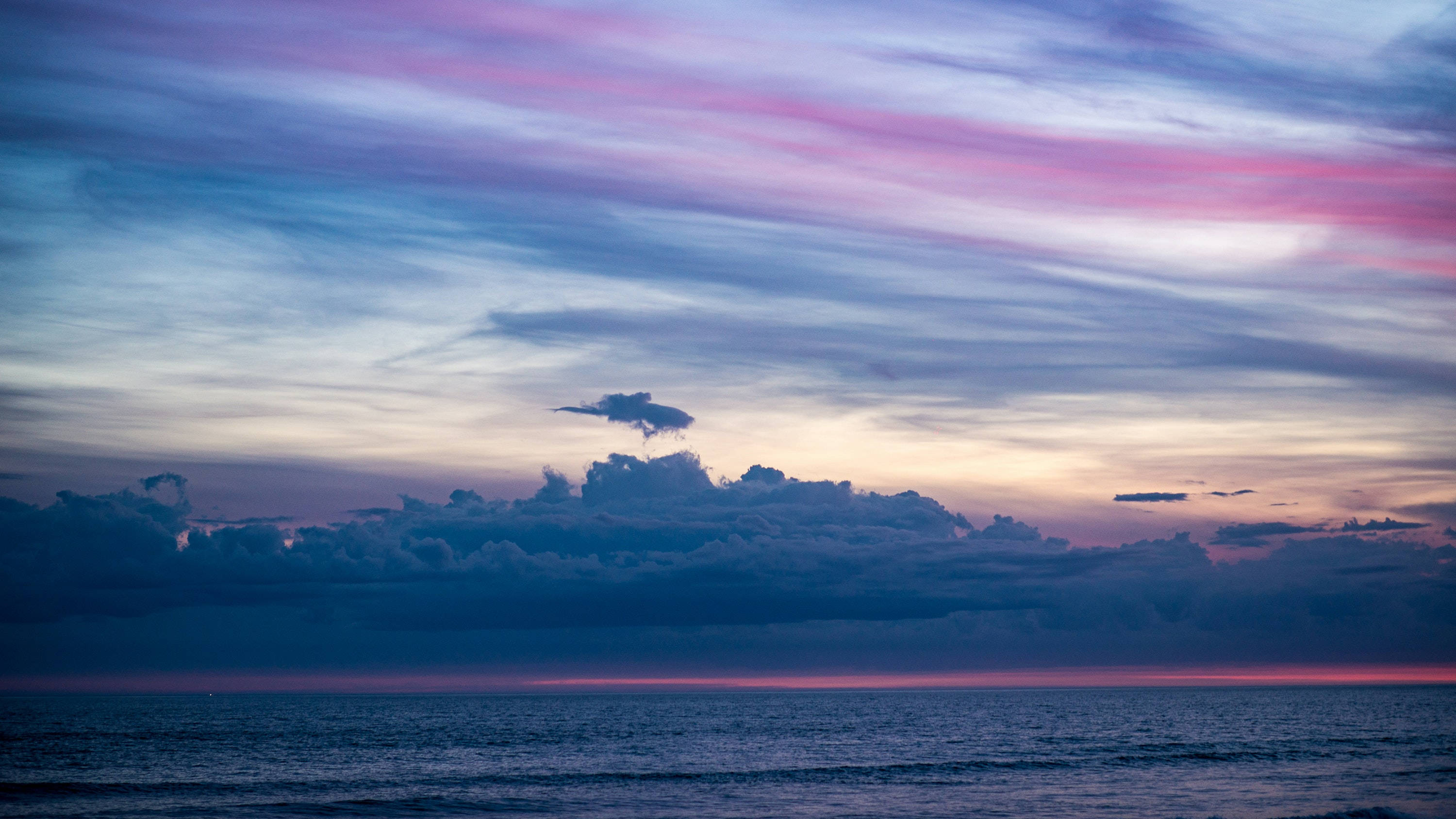 Clouds Aesthetics 桌布 壁紙 — 暮色中寧靜的海洋，平靜的水面上有粉紅、紫和藍色的條紋雲。