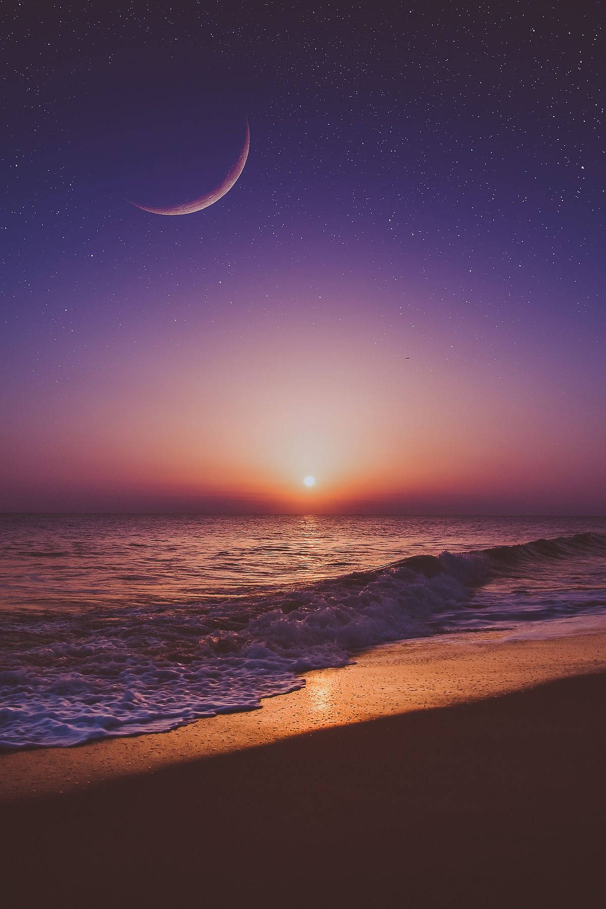 太陽與月亮 桌布 壁紙 — 暮色中寧靜的海灘，新月和星星在發光的地平線上空，太陽和月亮在平靜的海浪上交會。