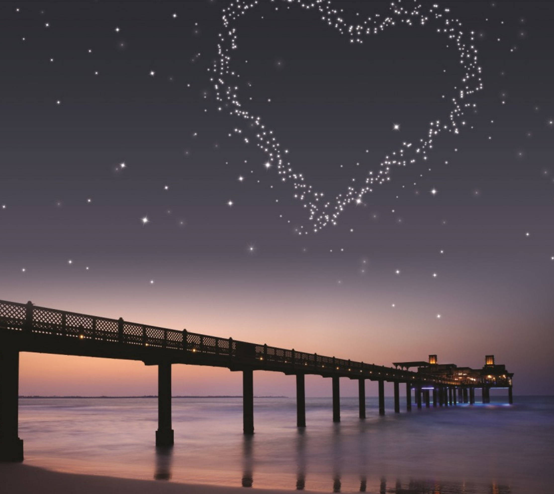 Love Nature 桌布 壁紙 — 暮色中寧靜的碼頭，心形星座在平靜的水面上閃耀。