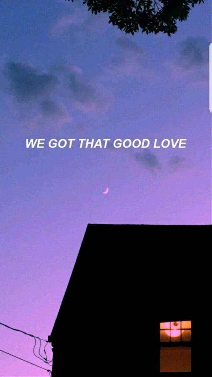 Aesthetic Love 桌布 壁紙 — 暮色中的房屋剪影，帶有發光的窗戶和彎月，襯托紫色天空，並有文字疊加。