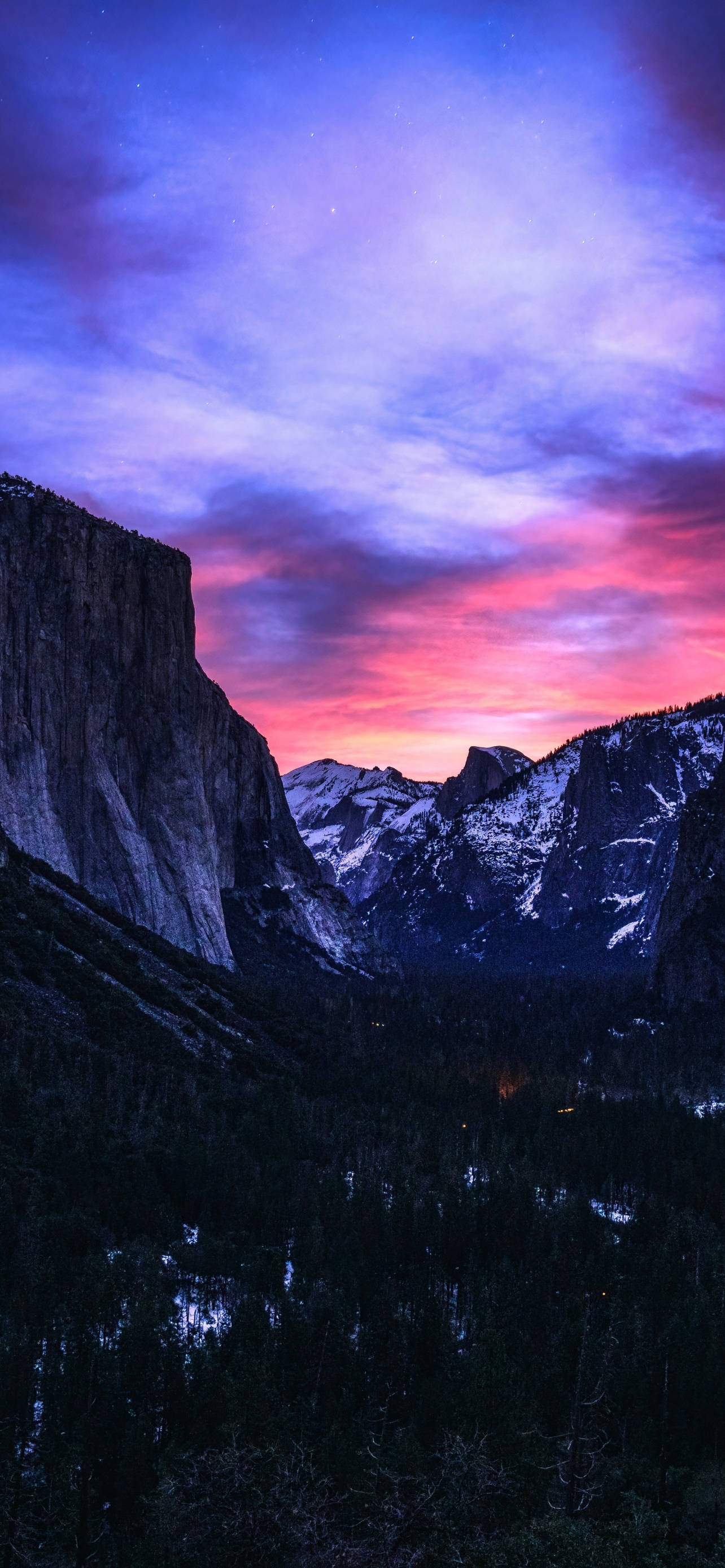 Yosemite iPhone 桌布 壁紙 — 暮色中雄偉的山谷，雪峰聳立於充滿活力的紫色和粉紅色天空下。