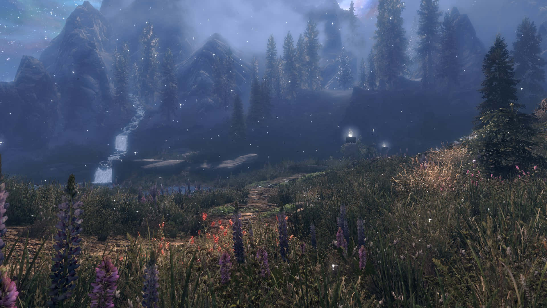 Skyrim Landscapes 桌布 壁紙 — 暮色中霧氣瀰漫的山谷，有發光的花朵和一條蜿蜒小徑，通往星空下遠處的小屋。