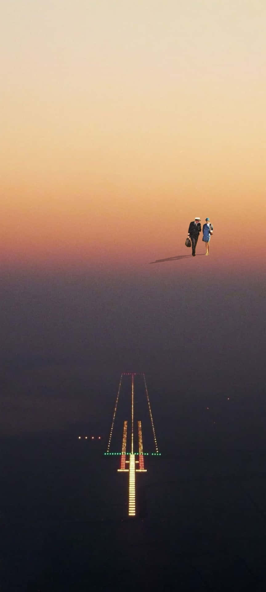 Pilot & Flight Attendant Above Runway Lights at Sunset 壁紙 — 暮色時分，兩個身影沿著一座發光的橋樑行走，橋樑懸掛在霧氣瀰漫的深淵之上，天空呈現漸變色。