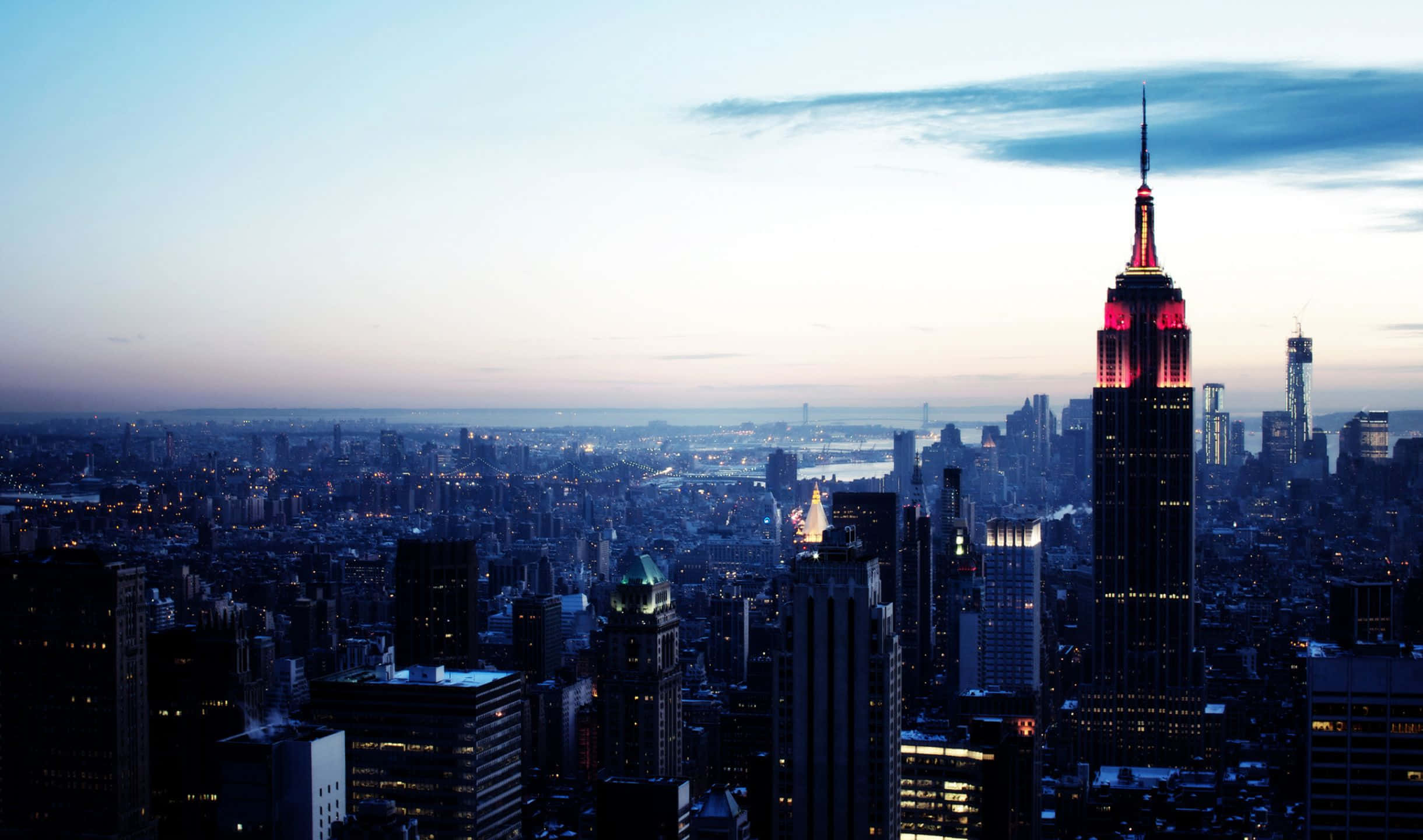 2440x1440 Empire State Building 桌布 壁紙 — 暮色降臨紐約市，帝國大廈在暮色天空中閃耀著紅光。