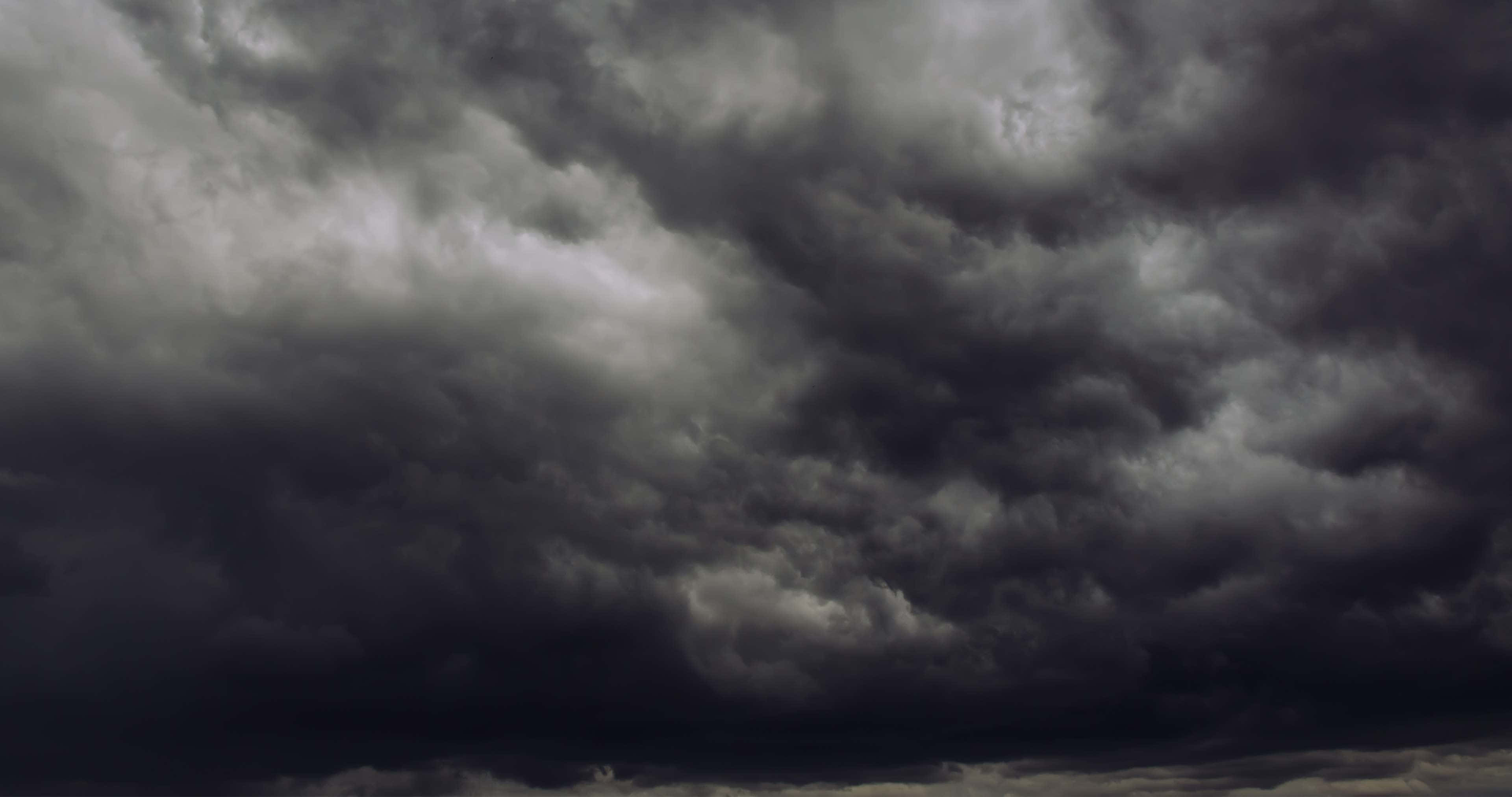 Black And White Cloud 桌布 壁紙 — 暴雨前，頭頂上佈滿沉重黑暗的暴風雲，營造出戲劇性的天空。