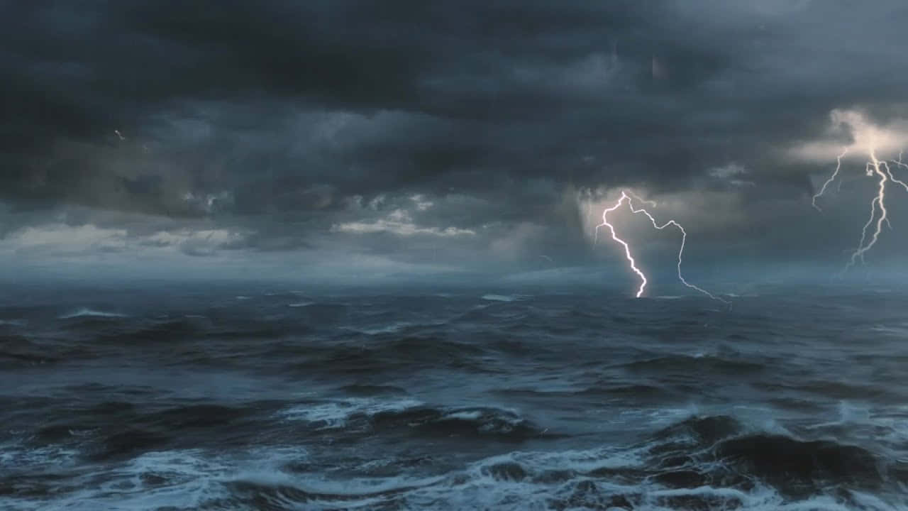 Creepy Ocean 桌布 壁紙 — 暴風雨中的海洋，烏雲密布，明亮的閃電照亮了洶湧的波濤。