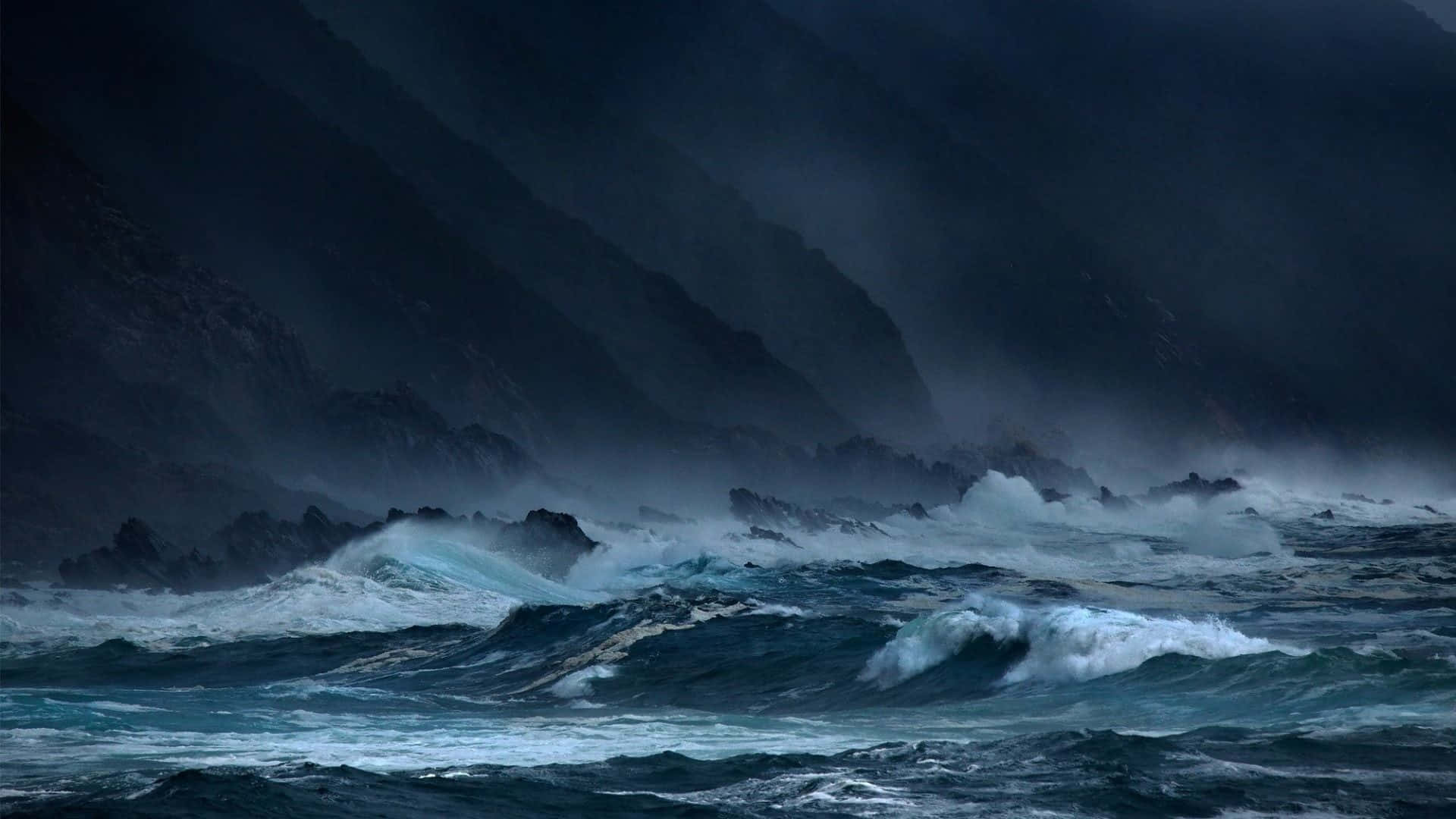 海洋 桌布 壁紙 — 暴風雨中的海浪拍打著陰暗多霧的懸崖，天空陰沉。