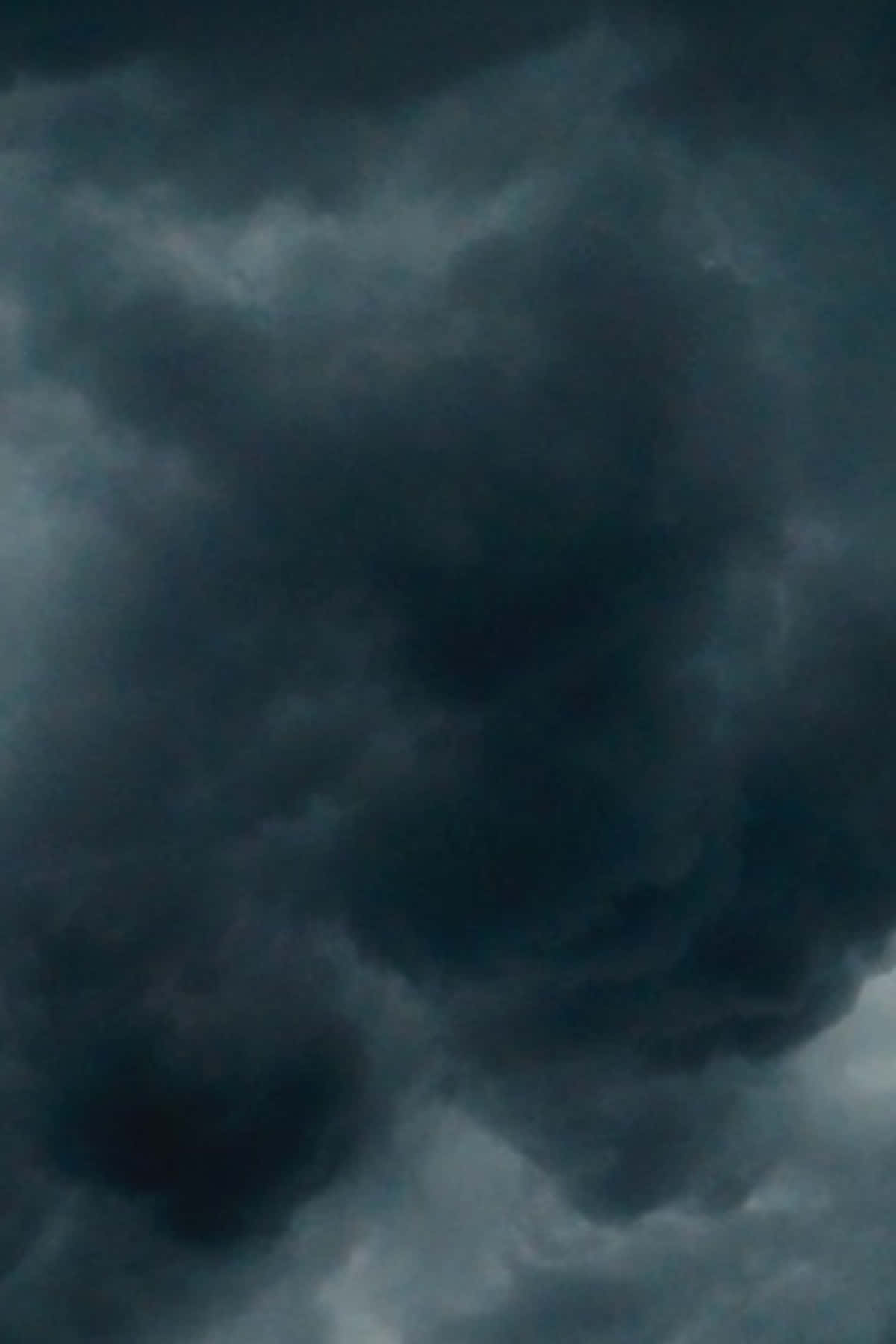 Dark Storm 桌布 壁紙 — 暴風雨前，濃密的深灰色雲層不祥地旋轉，構成戲劇性的天空。