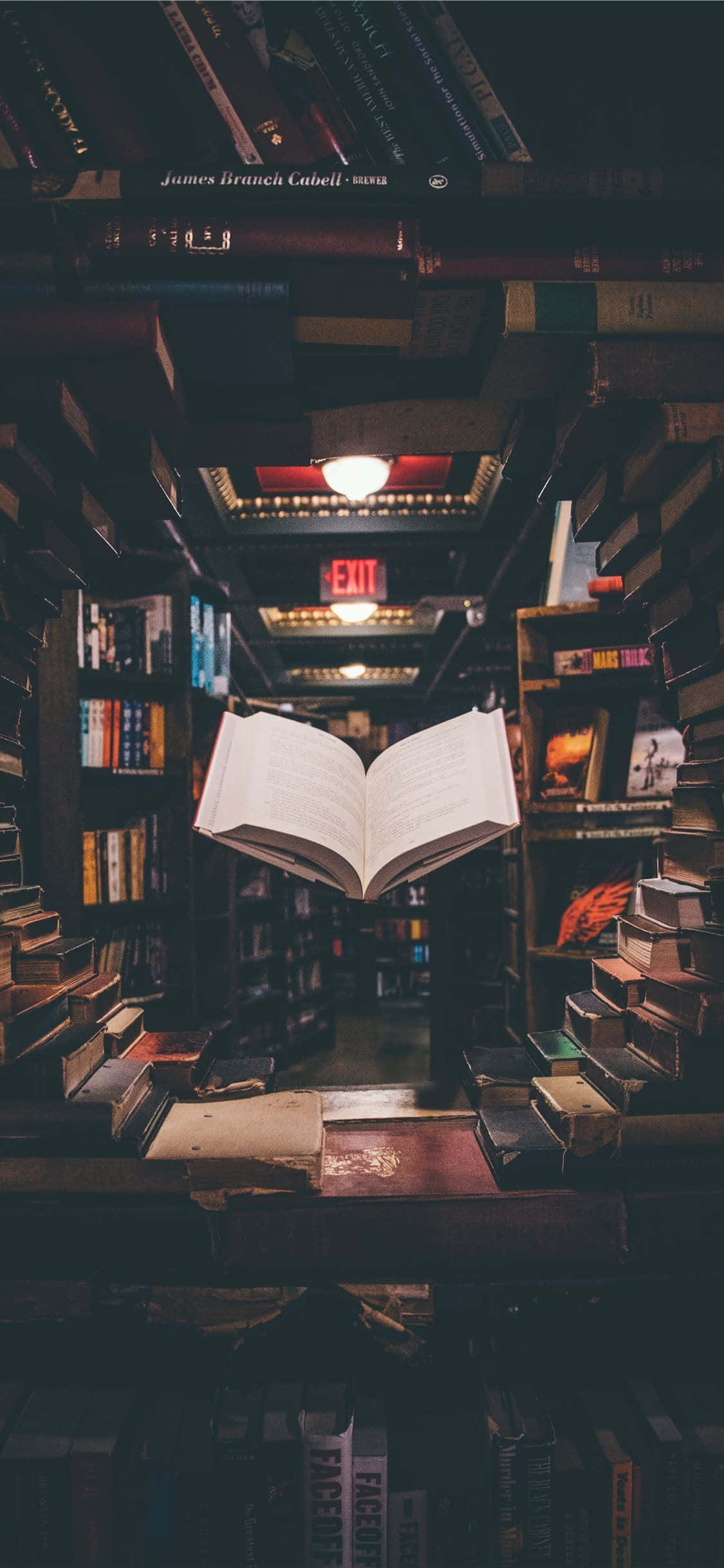 書店架上的一本翻開的書 壁紙