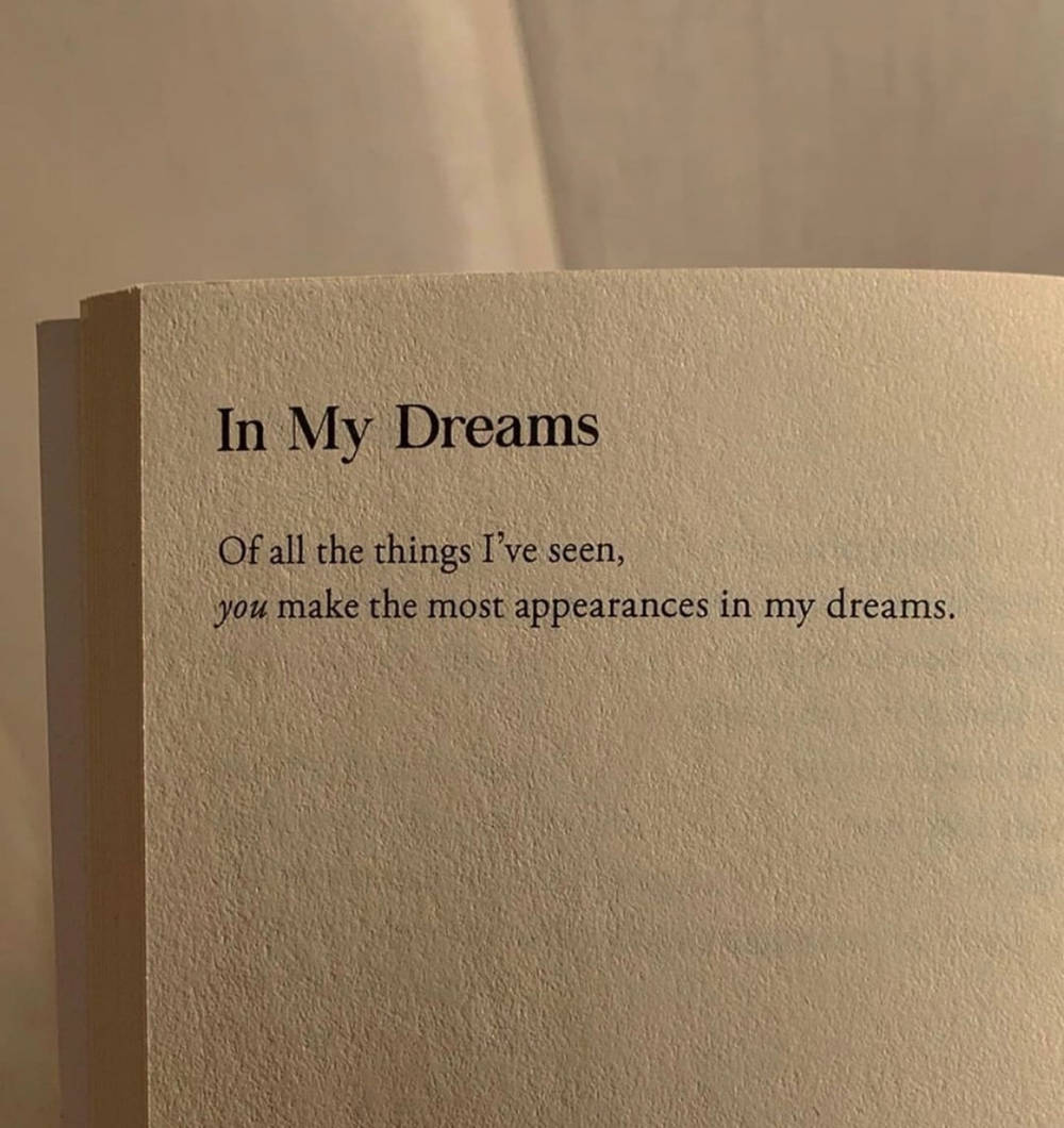 米色風格 桌布 壁紙 — 書頁特寫，上面有文字「In My Dreams」和「you make the most appearances in my dreams」，在溫暖燈光下。