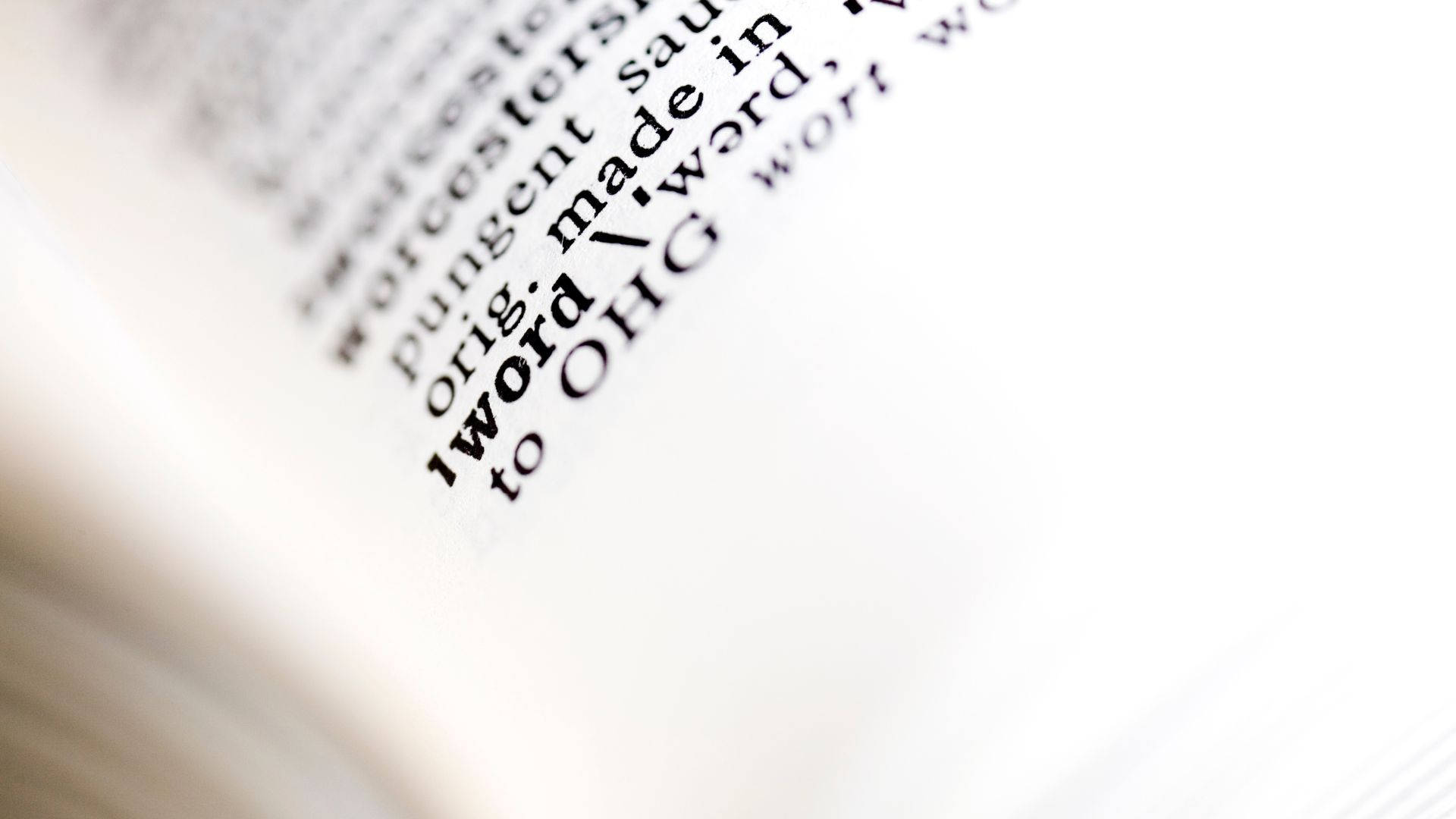 Word 桌布 壁紙 — 書頁特寫，文字模糊，背景柔和白色。
