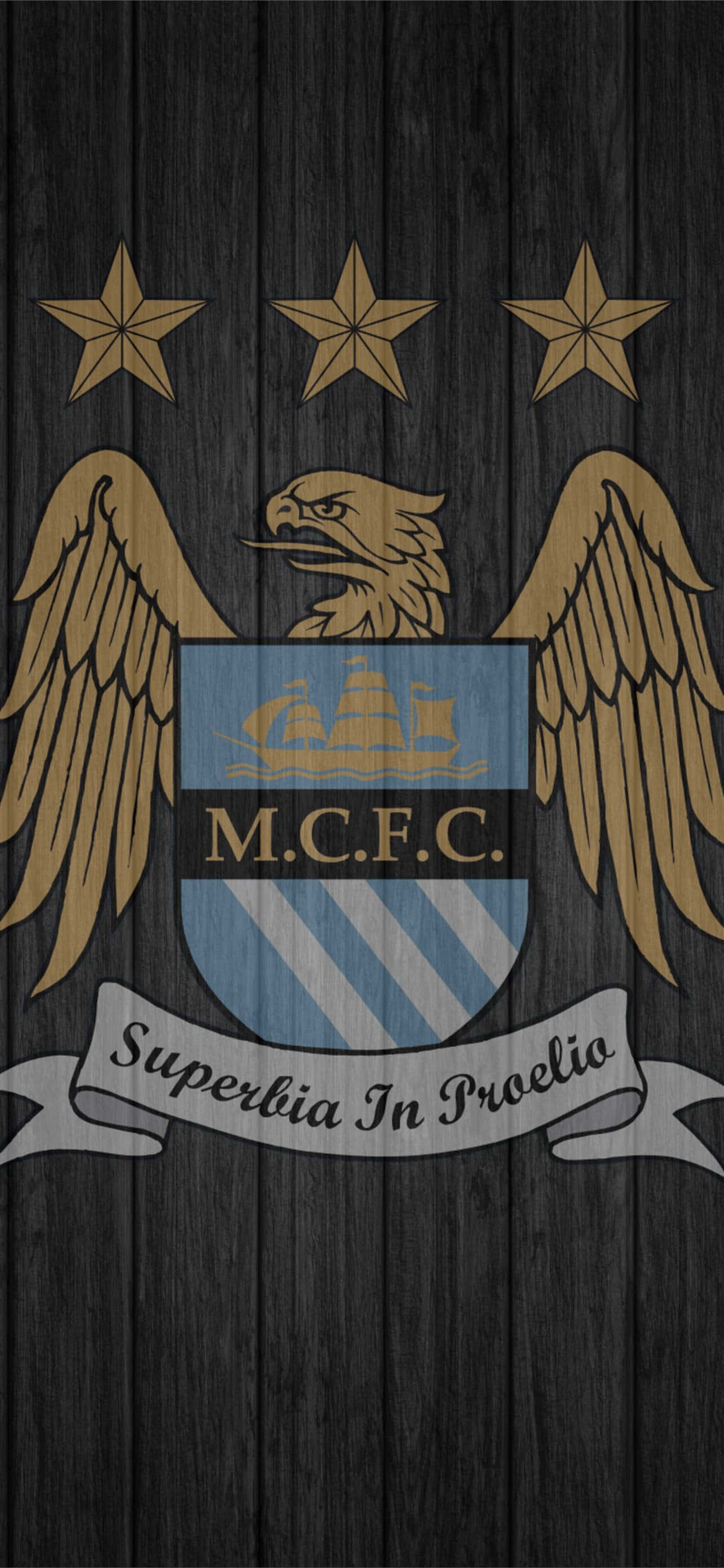 Manchester City iPhone 桌布 壁紙 — 曼城足球俱樂部徽章，金色雄鷹和星星在深色木質背景上。