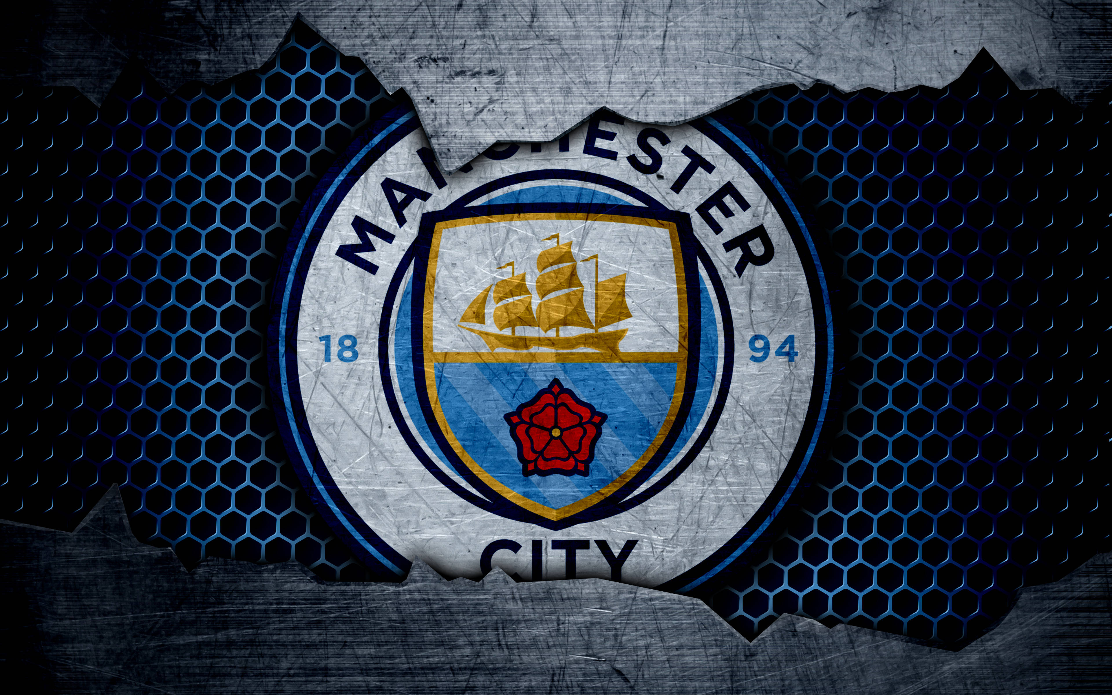 Manchester City 4K 桌布 壁紙 — 曼城足球俱樂部徽章穿過一個破損的金屬六角網格，在粗糙的工業背景下顯現。