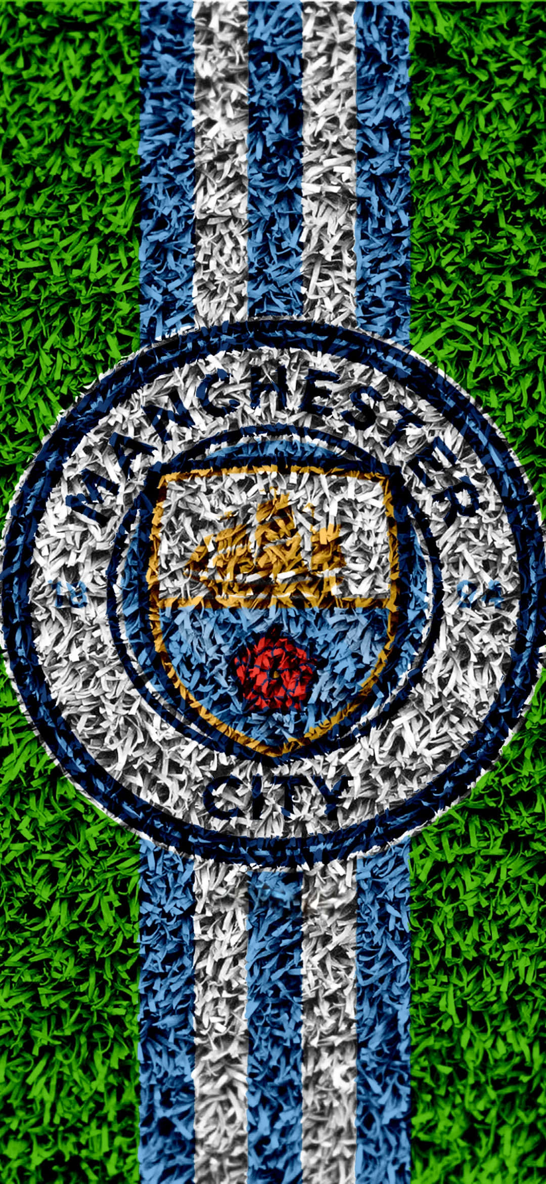 Manchester City iPhone 桌布 壁紙 — 曼城足球俱樂部徽章縫在帶有藍白條紋的鮮綠色草地上。