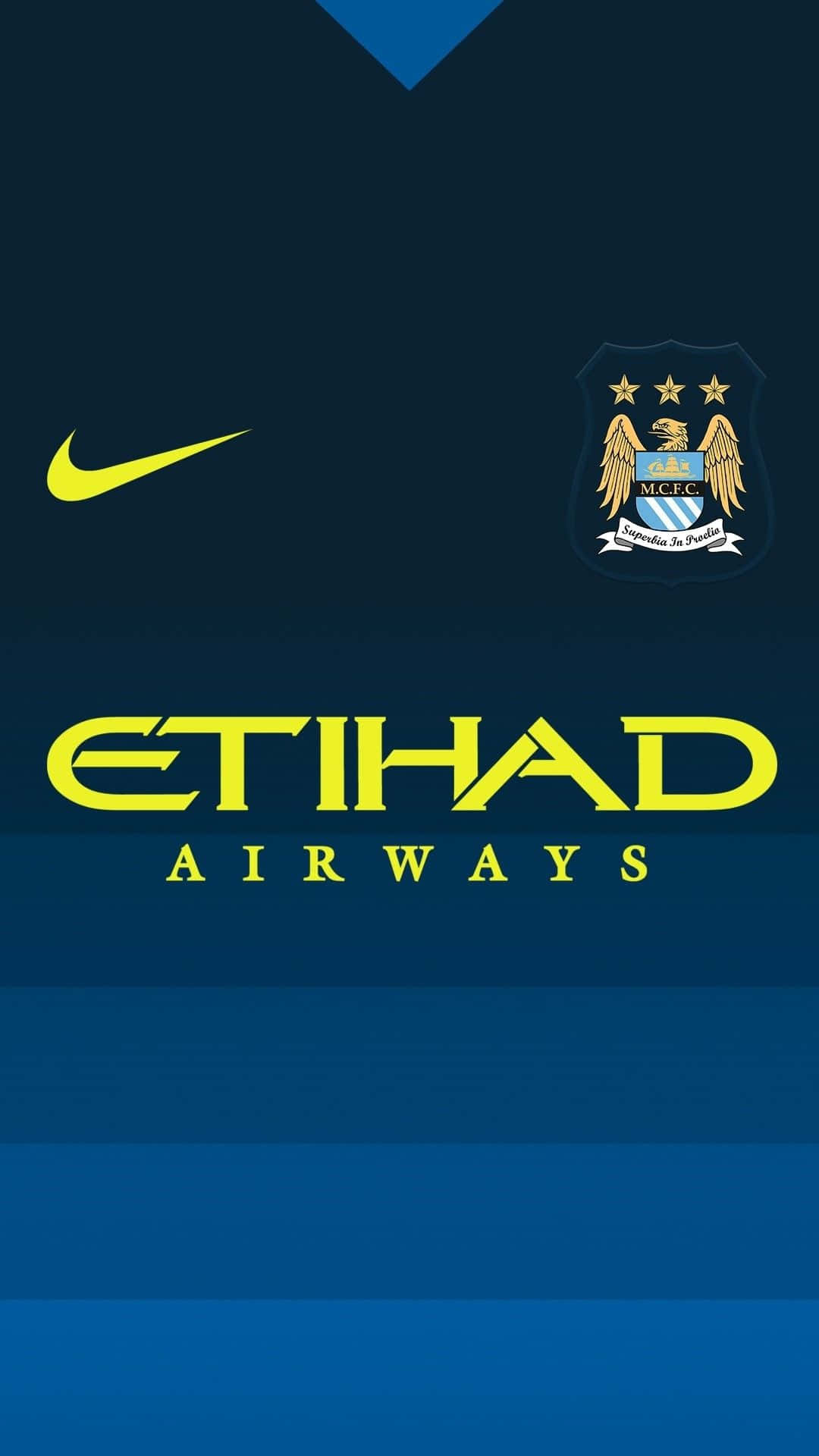 Manchester City iPhone 桌布 壁紙 — 曼城足球球衣近距離特寫，帶有黃色Nike勾號和Etihad Airways贊助標誌，背景為漸變藍色。
