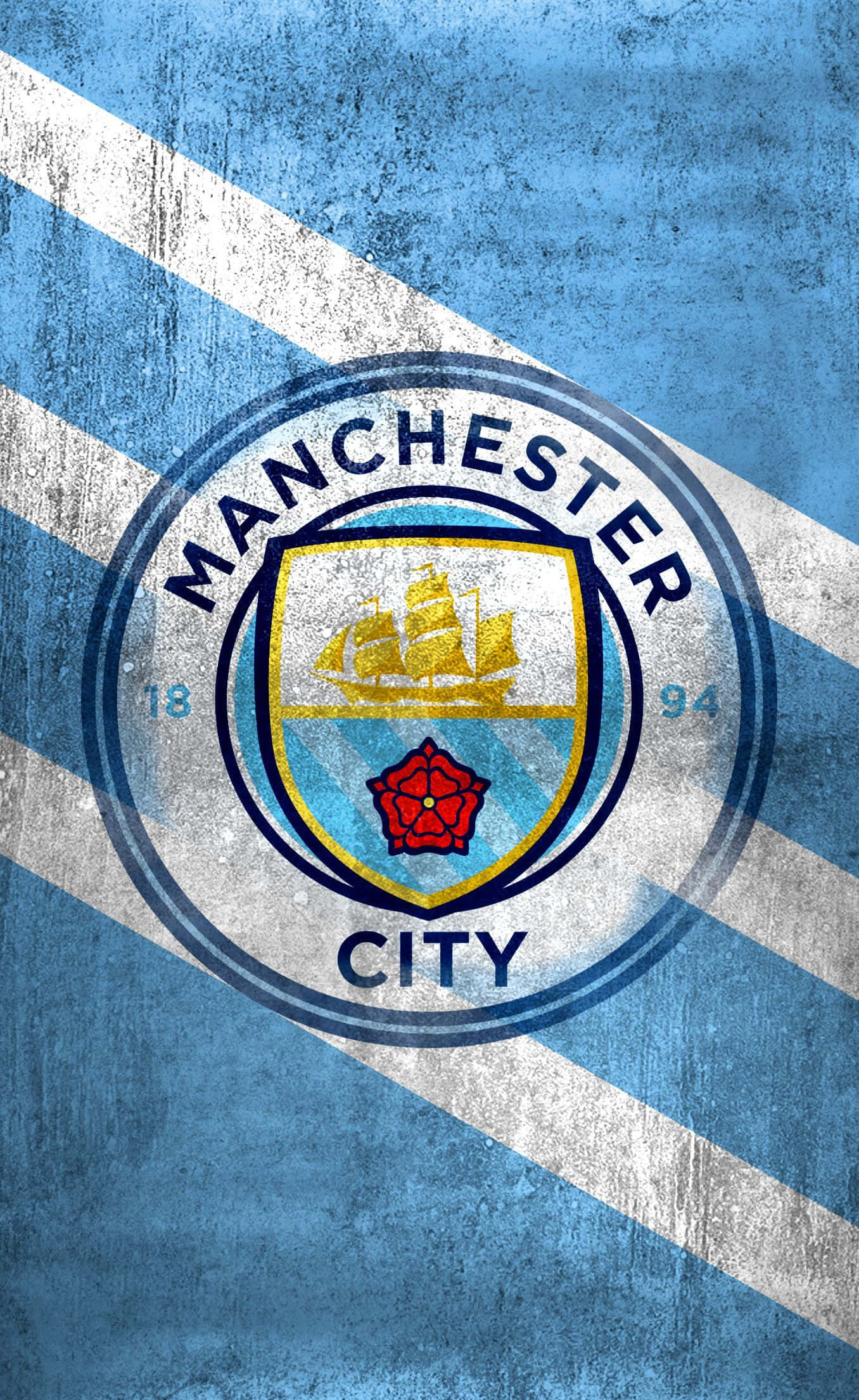 Manchester City iPhone 桌布 壁紙 — 曼徹斯特城足球俱樂部徽章居中放置於帶有復古磨損感的紋理藍白條紋背景上。