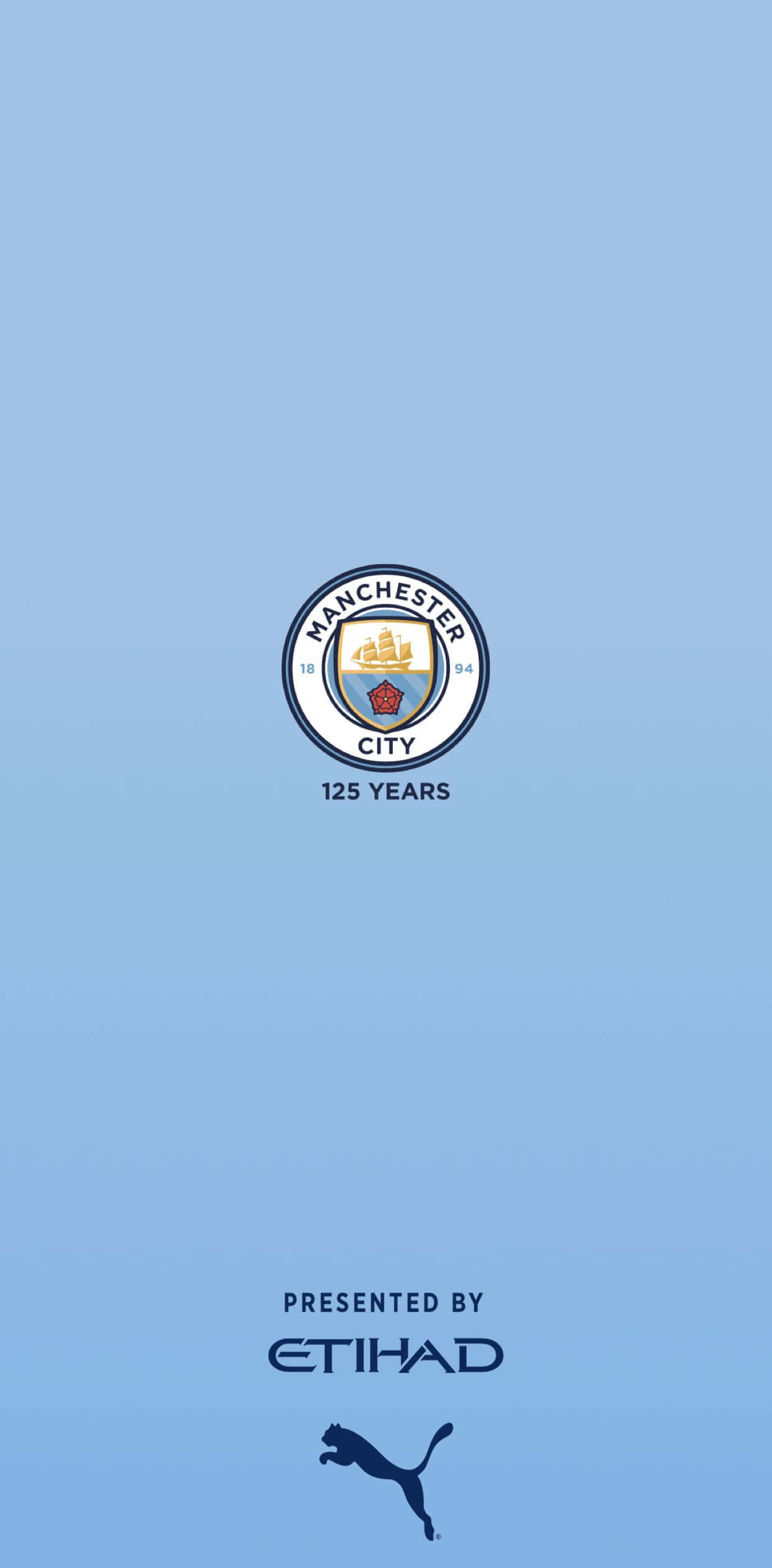 Manchester City iPhone 桌布 壁紙 — 曼徹斯特城足球俱樂部徽章居中於柔和藍色漸變背景上，下方有「125 YEARS」文字及阿提哈德、彪馬贊助標誌。