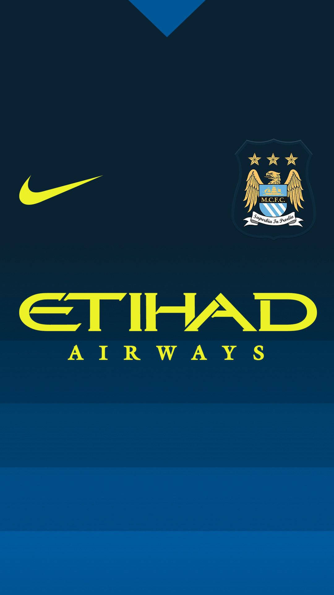 足球 桌布 壁紙 — 曼徹斯特城足球球衣特寫，帶有黃色Nike勾號和Etihad Airways贊助，背景為藍色漸變。