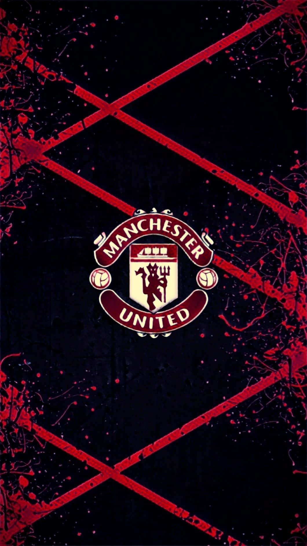Manchester United iPhone 桌布 壁紙 — 曼聯會徽居中於深色背景上，帶有粗獷的紅色潑濺和對角線條紋。