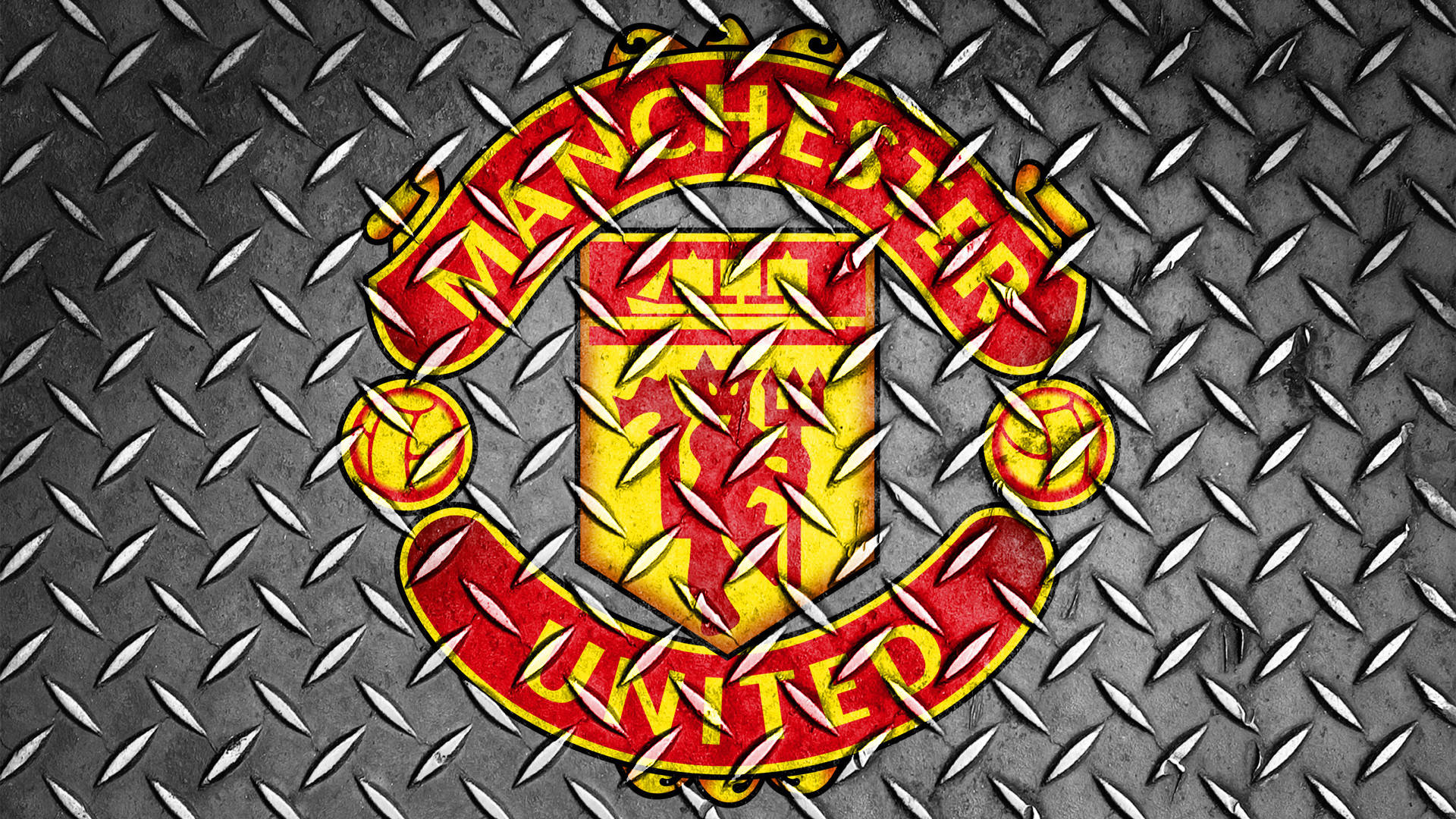 Manchester United Logo 桌布 壁紙 — 曼聯標誌以鮮明的紅色和金色呈現，置於帶紋理的鑽石紋金屬背景上。