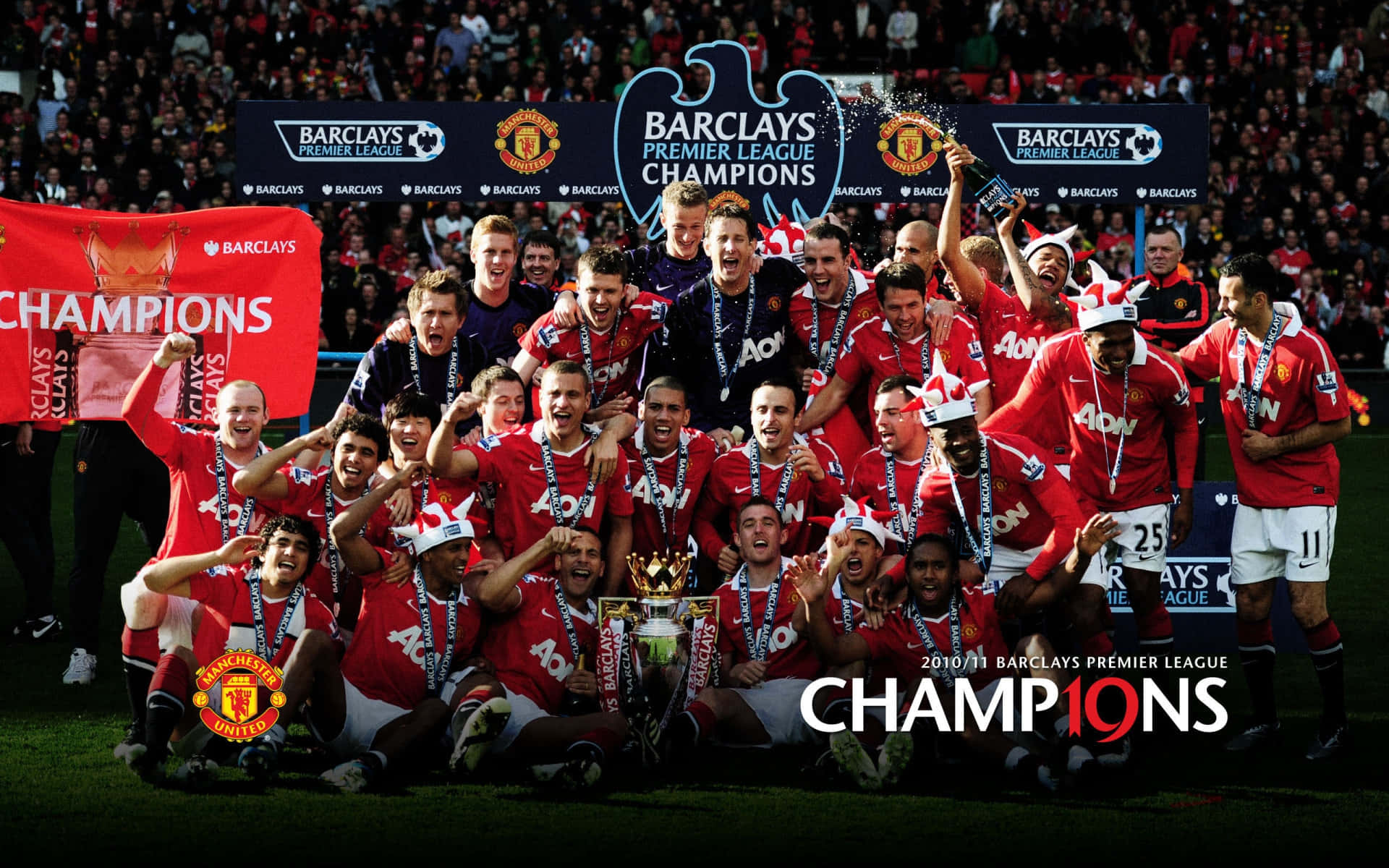 Manchester United Team 桌布 壁紙 — 曼聯足球隊在球場上慶祝贏得201011年巴克萊英超聯賽冠軍，背景中有獎盃、獎牌和球迷。