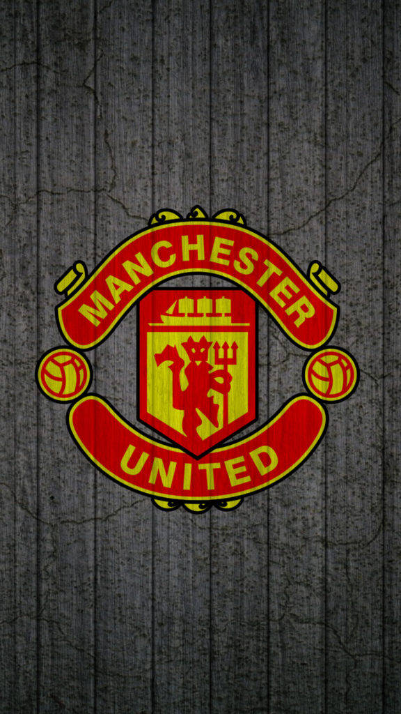 Manchester United Logo 桌布 壁紙 — 曼聯隊徽以鮮明的紅金色呈現於風化灰色木紋背景上。