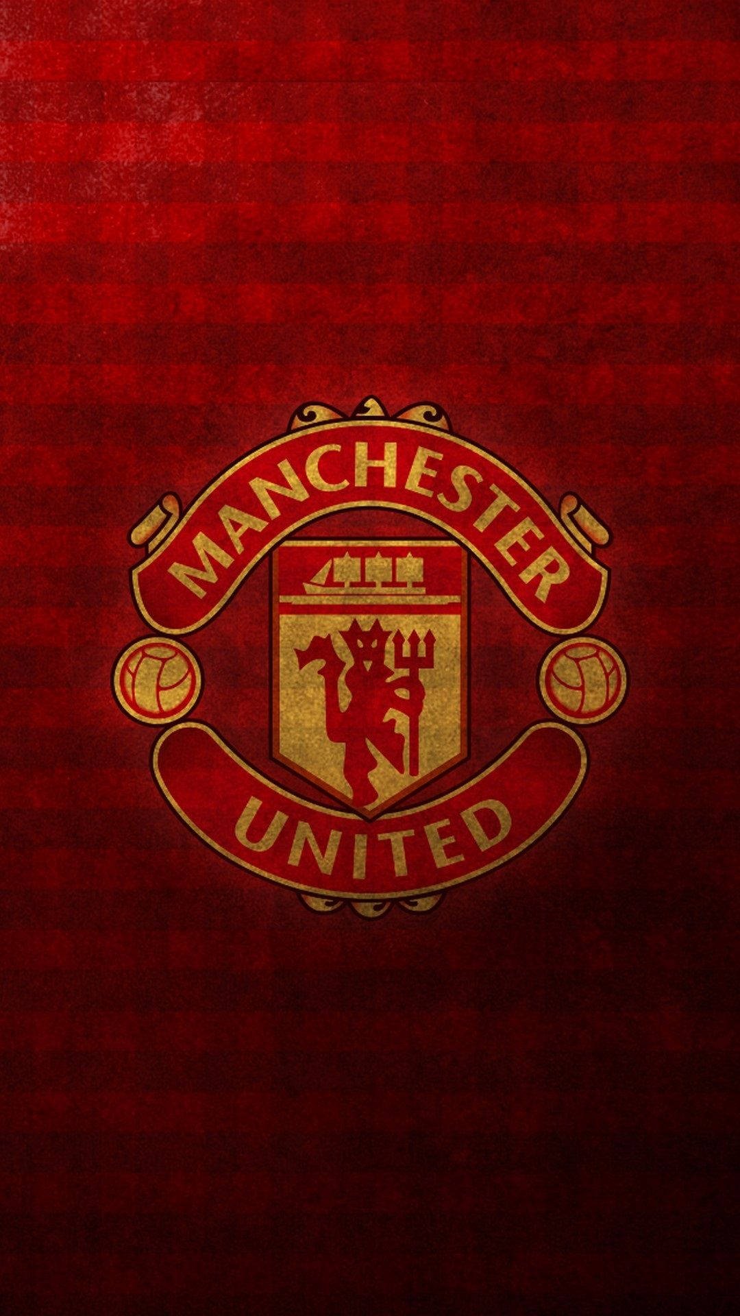 Manchester United Logo 桌布 壁紙 — 曼聯隊徽居中於有紋理的深紅色背景上，帶有金色邊框和魔鬼標誌。