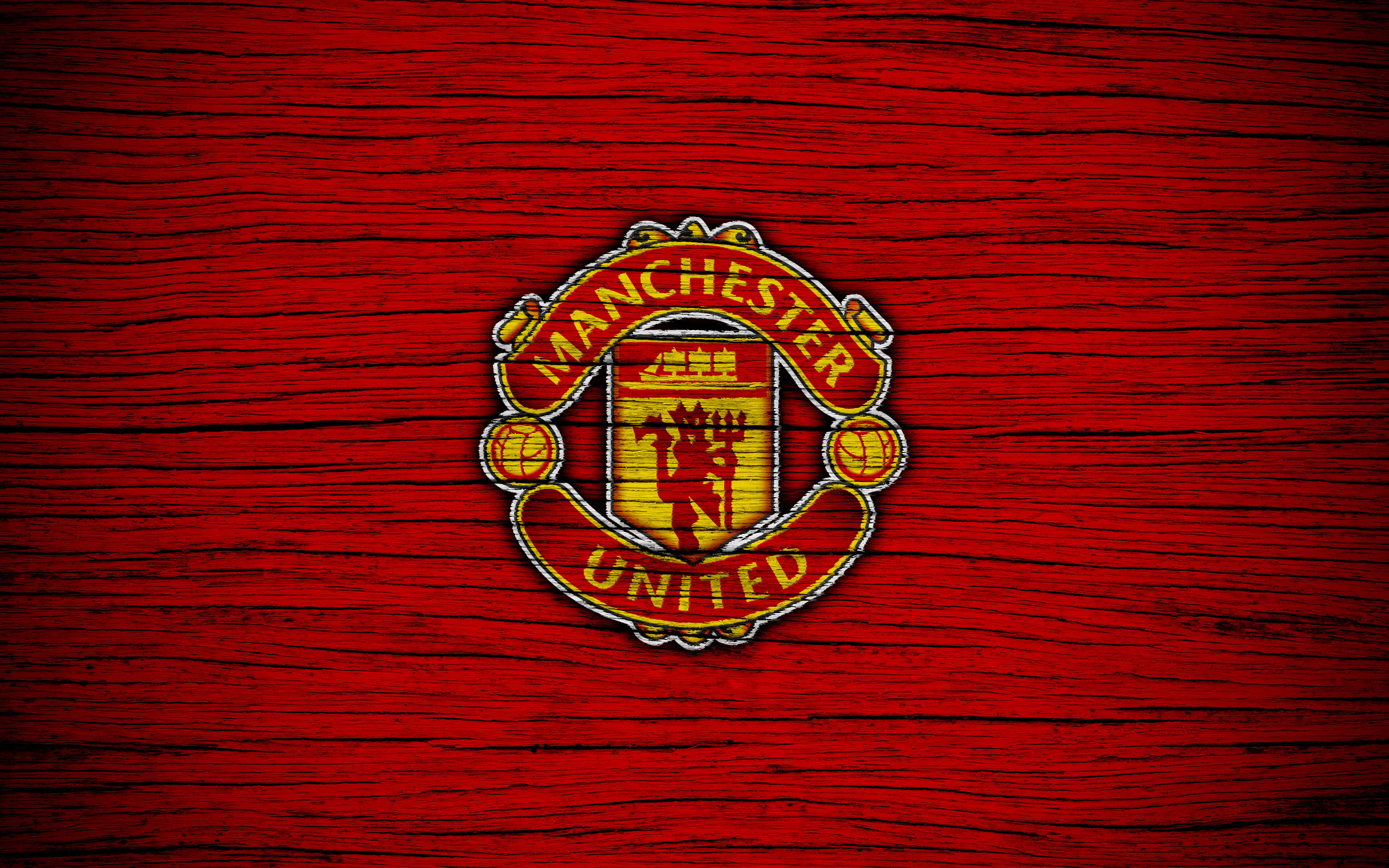 Man United 桌布 壁紙 — 曼聯隊徽居中於有紋理的紅色木紋背景上，木紋清晰可見。