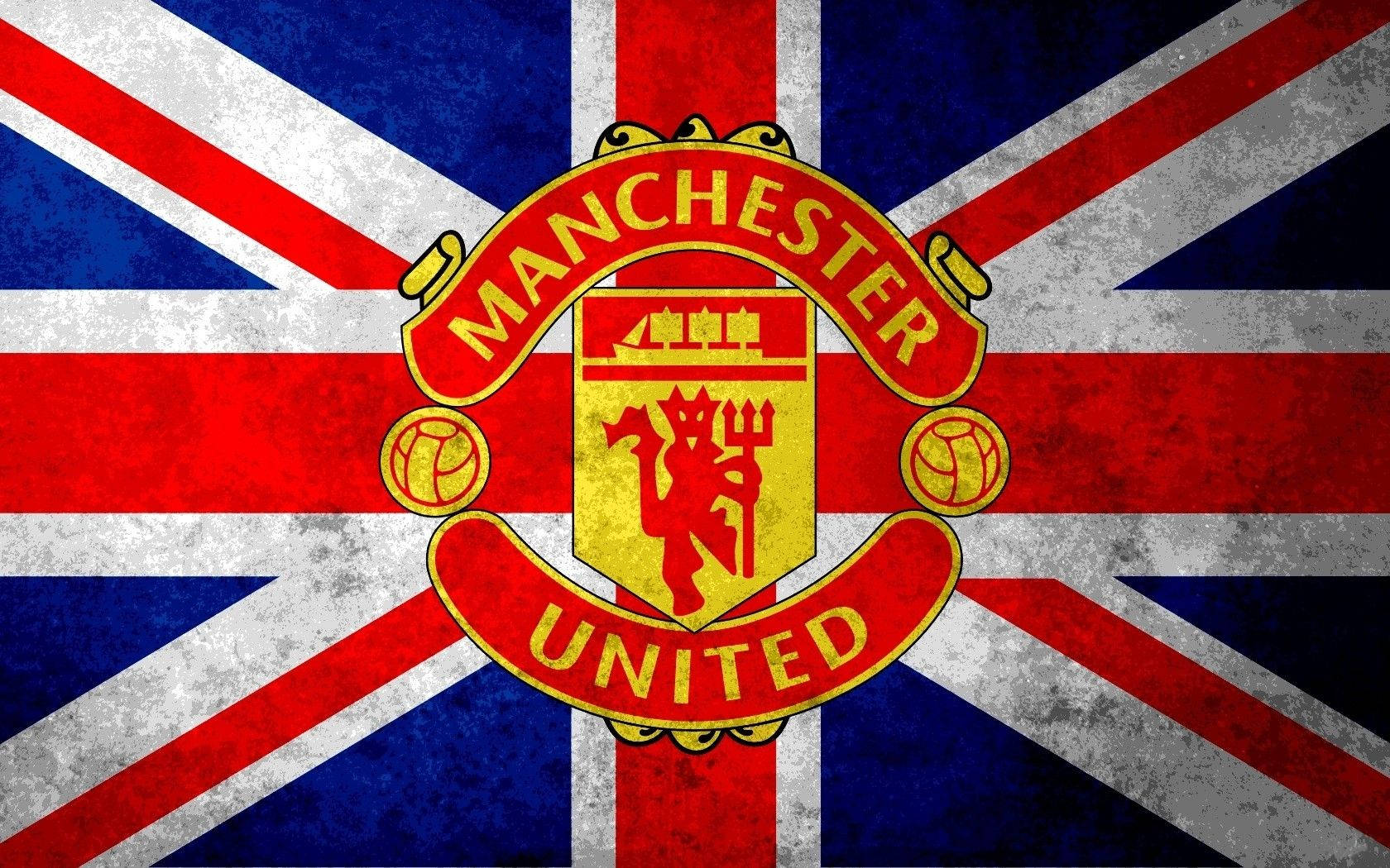 Manchester United Logo 桌布 壁紙 — 曼聯隊徽置中於一面經風化的英國國旗上，帶有鮮明的紅、白、藍條紋。