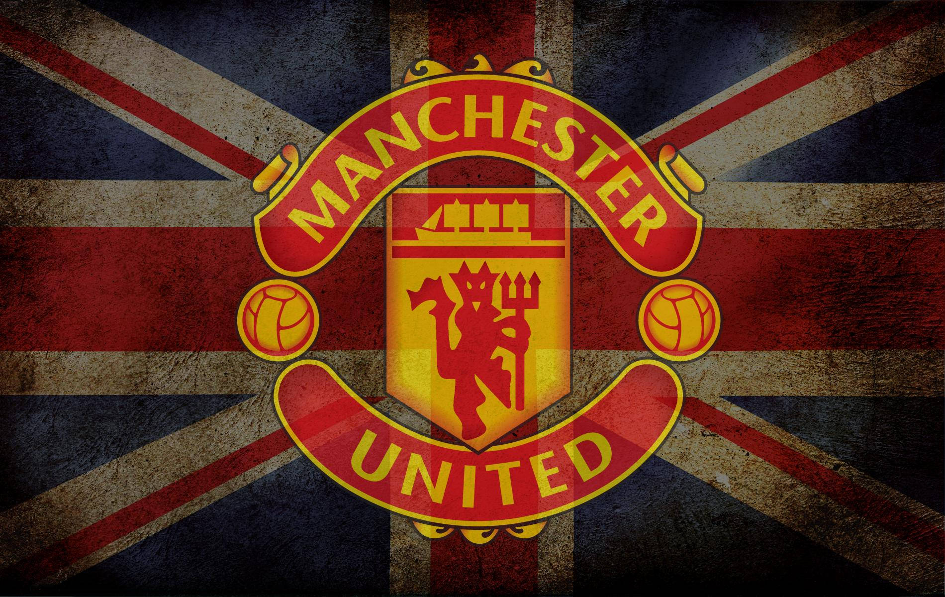 Manchester United Logo 桌布 壁紙 — 曼聯隊徽置於經風化處理的英國國旗中央，帶有復古質感。