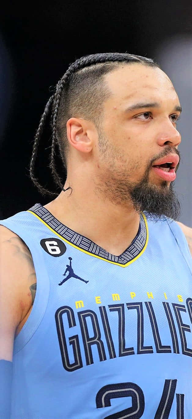 Dillon Brooks 桌布 壁紙 — 曼菲斯灰熊籃球運動員的特寫，留有辮子頭髮和鬍鬚，身穿淺藍色24號球衣。