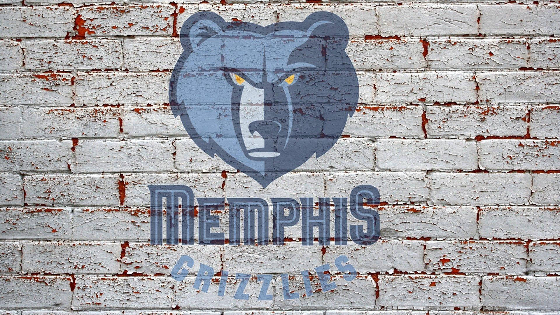 Grizzlies 桌布 壁紙 — 曼菲斯灰熊隊標誌以藍色塗繪，帶有發光的黃色眼睛，位於風化的白色磚牆上，帶有鏽跡。
