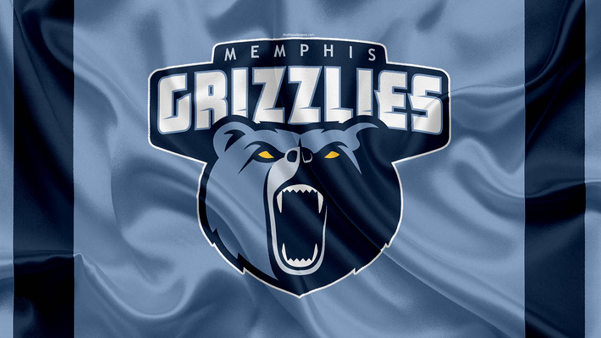 Grizzlies 桌布 壁紙 — 曼菲斯灰熊隊標誌印在飄逸的藍色緞面旗幟上，帶有粗條紋和兇猛的熊圖案。
