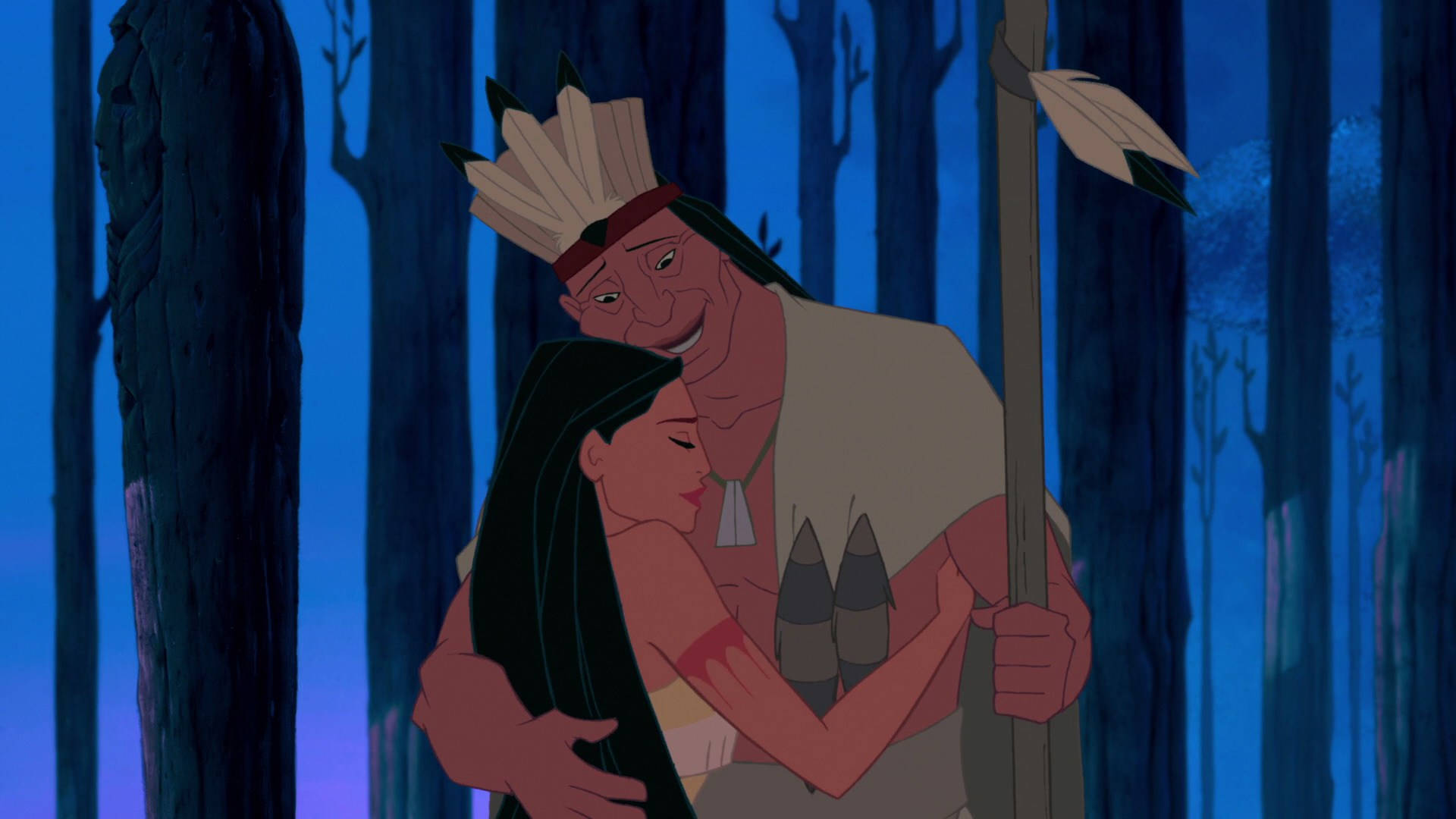Pocahontas 桌布 壁紙 — 月光下森林中兩個角色之間的溫柔動畫擁抱，周圍是高聳的暗樹。
