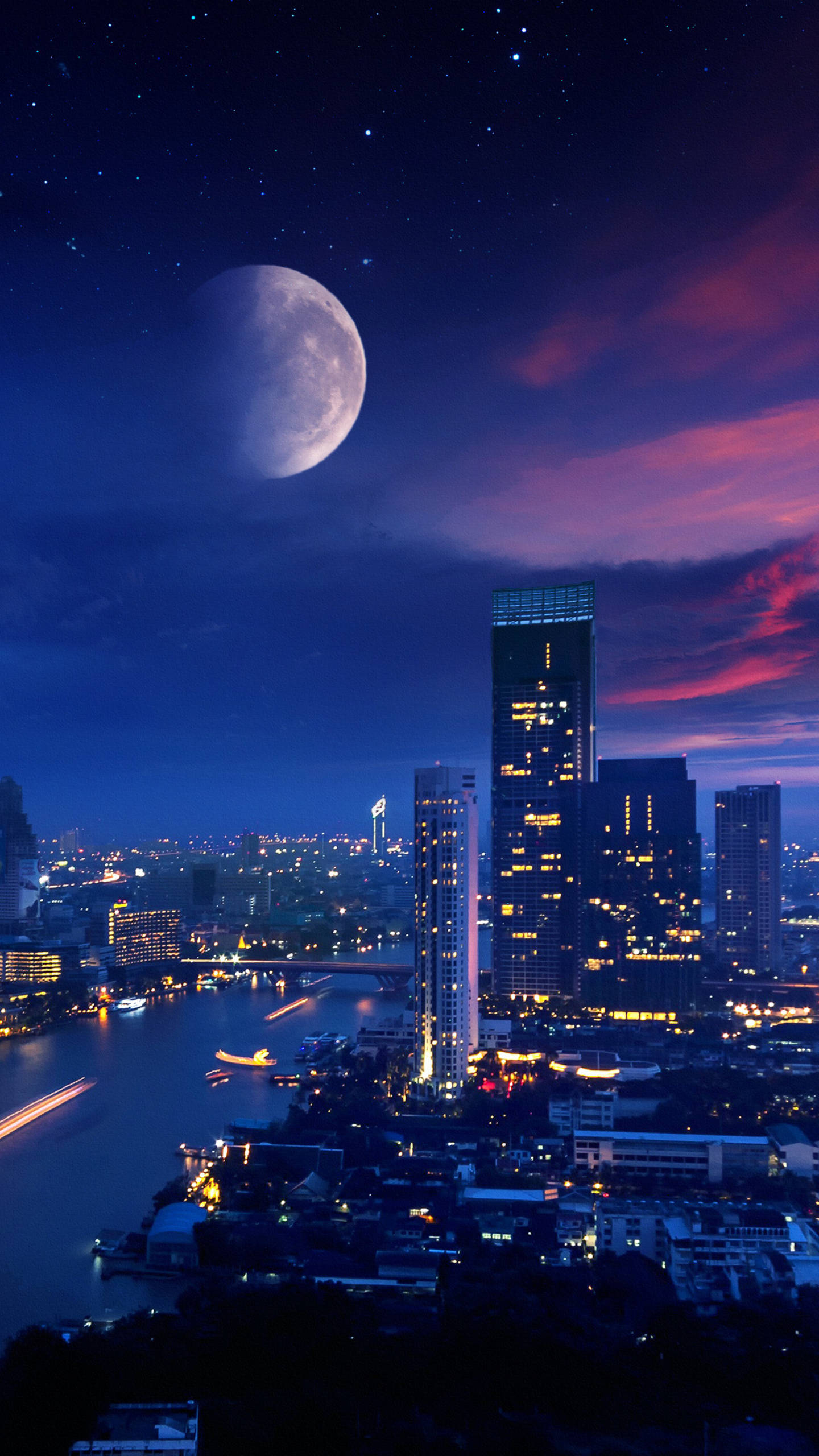 銀河月亮 桌布 壁紙 — 月光下的夜景城市，發光的摩天大樓，帶有光跡的河流，以及帶有粉紅色和紫色雲彩的星空。