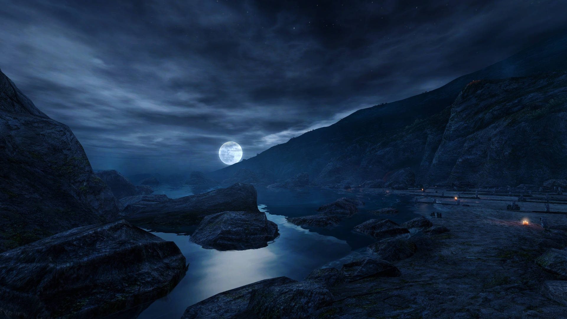 Beautiful Full Moon 桌布 壁紙 — 月光照耀下的夜晚峽灣，黑暗的懸崖在陰天天空下反射，沿岸遠處有發光的燈光。
