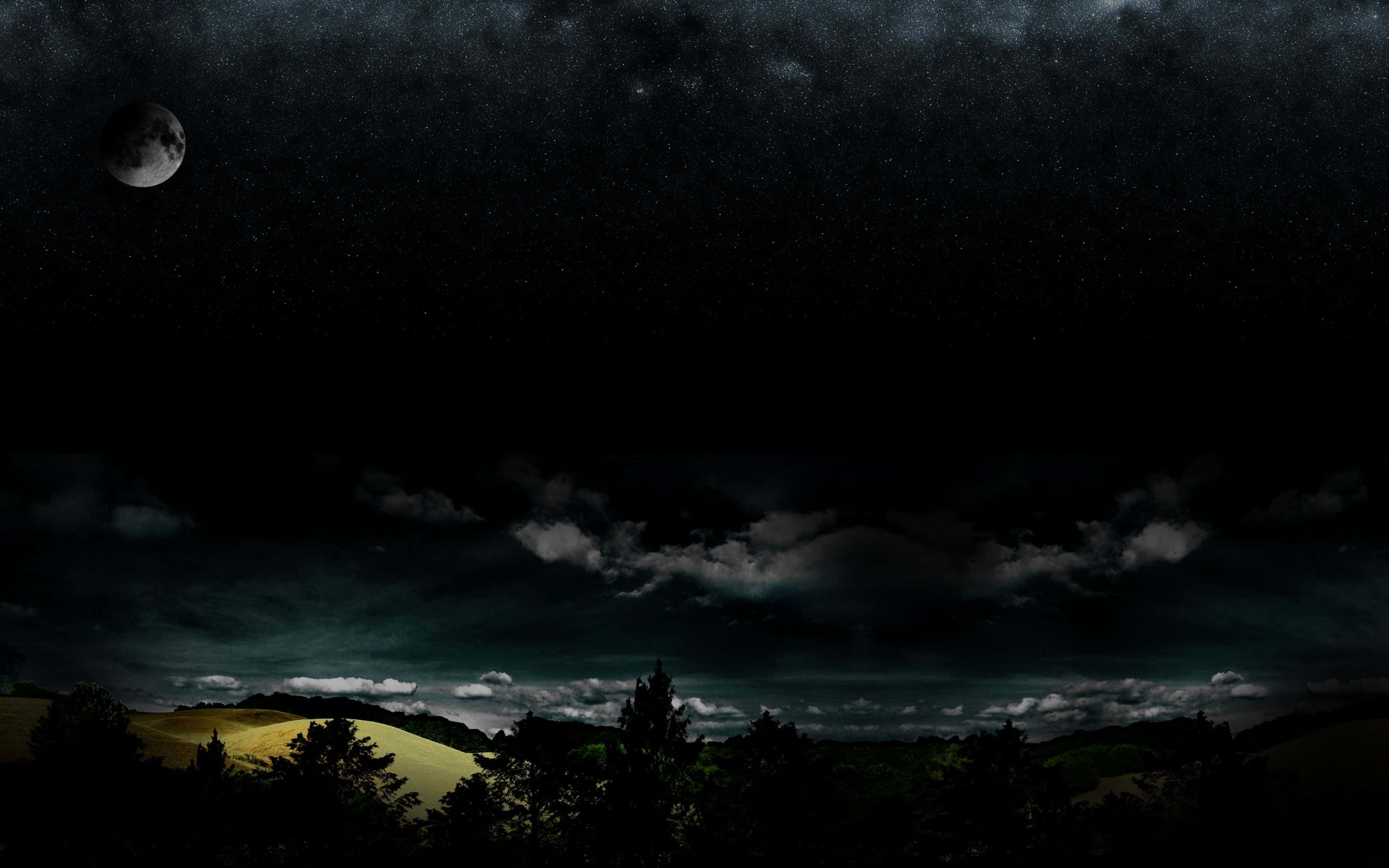 Dark Landscape 桌布 壁紙 — 月光照耀的夜空佈滿星星和烏雲，籠罩著輪廓分明的山丘和樹木。
