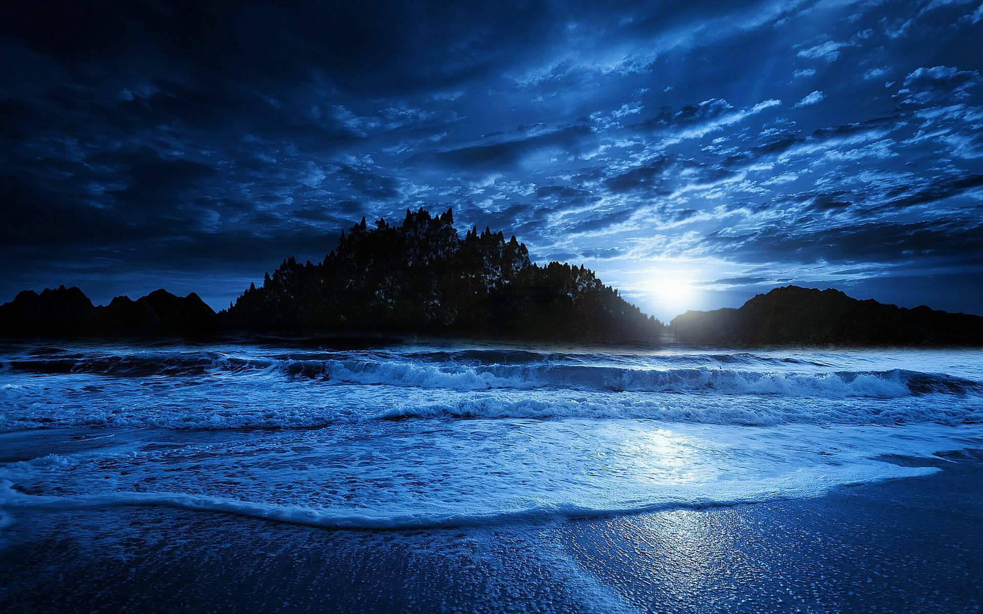 夜空 桌布 壁紙 — 月光穿過暴風雲層照耀，波濤洶湧的大海撞擊黑暗的岩石海岸。
